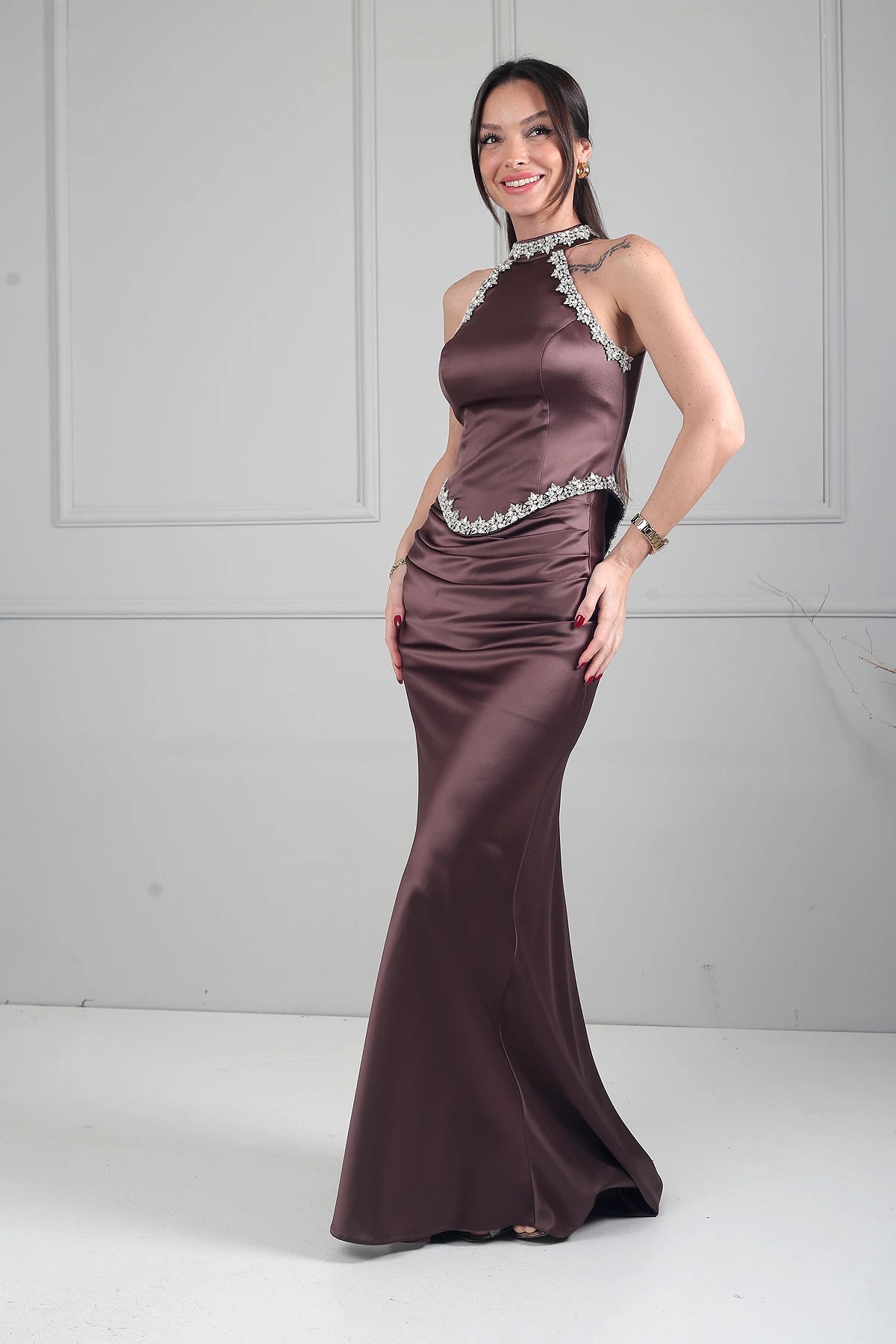 Image of Kadın Halter Yaka Astarlı Taş Detaylı Uzun Saten Elbise