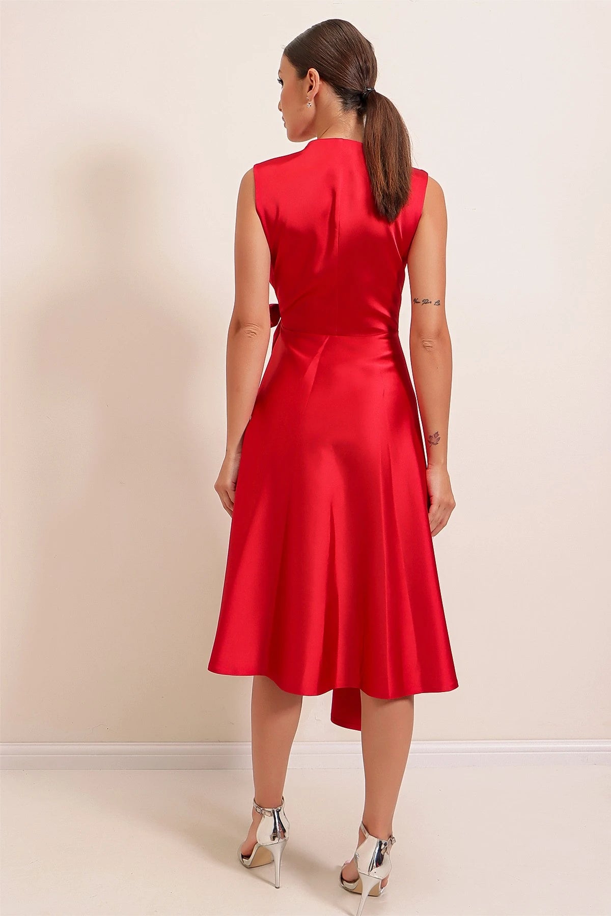 Image of Rochie din satin cu decolteu înfășurat și șireturi