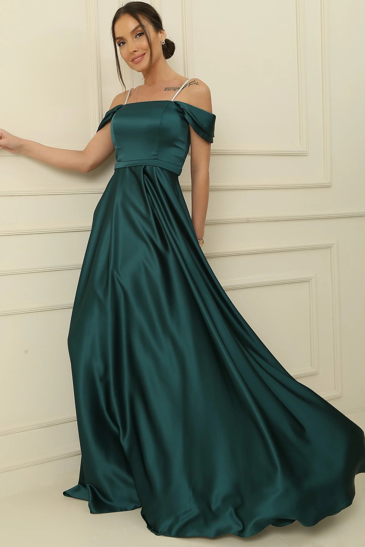 Image of Rochie lungă din satin, cu bretele, detalii cu pietre, decolteu pătrat și căptușită