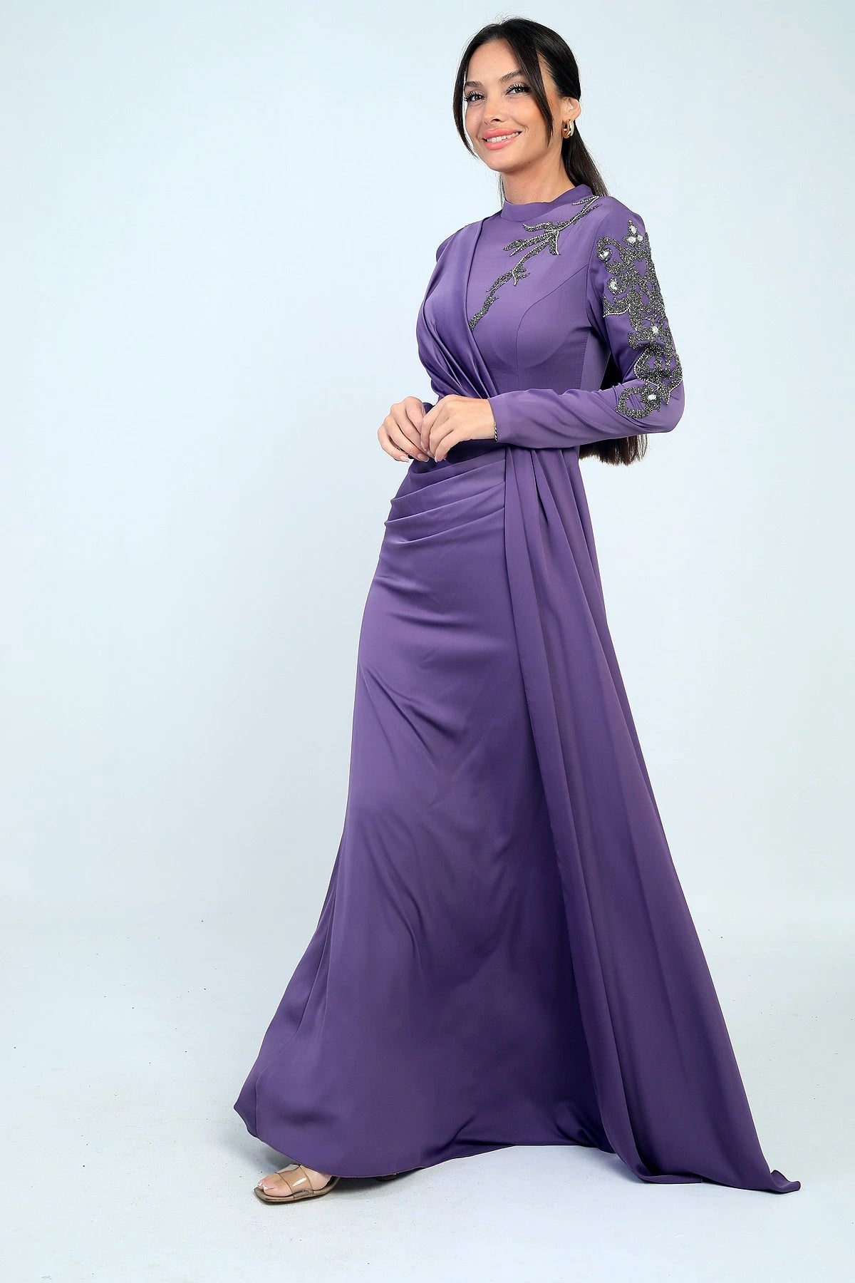Image of Rochie hijab din crep satinat, cu imprimeu de pietre, cu încrețituri în față și căptușită