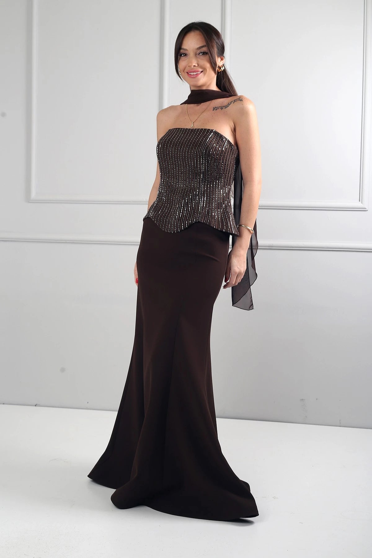 Image of Rochie de sirenă din crep cu decolteu fără bretele, cu armătură, decorațiuni cu pietre și căptușeală