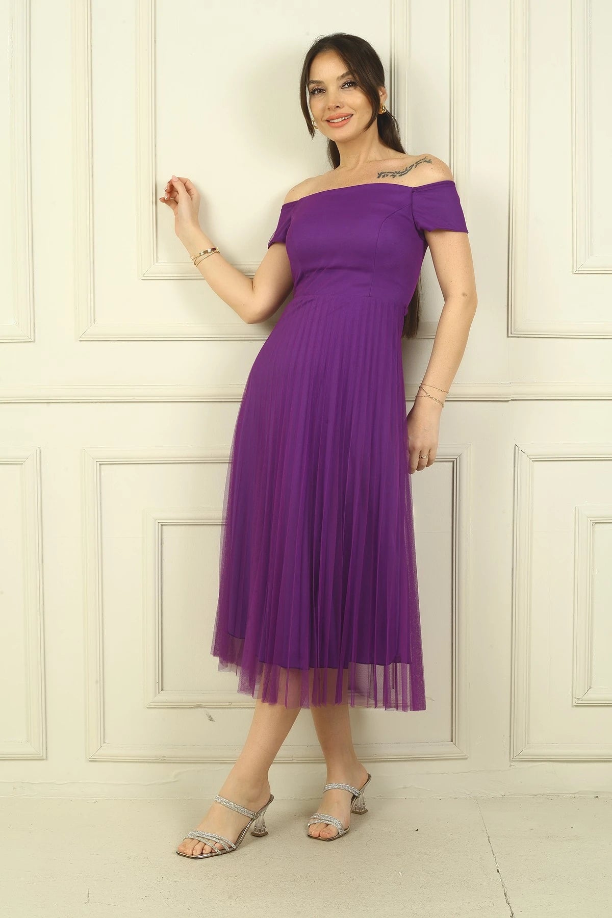 Image of Rochie Madonna cu fustă plisată din șifon și căptușeală, cu decolteu