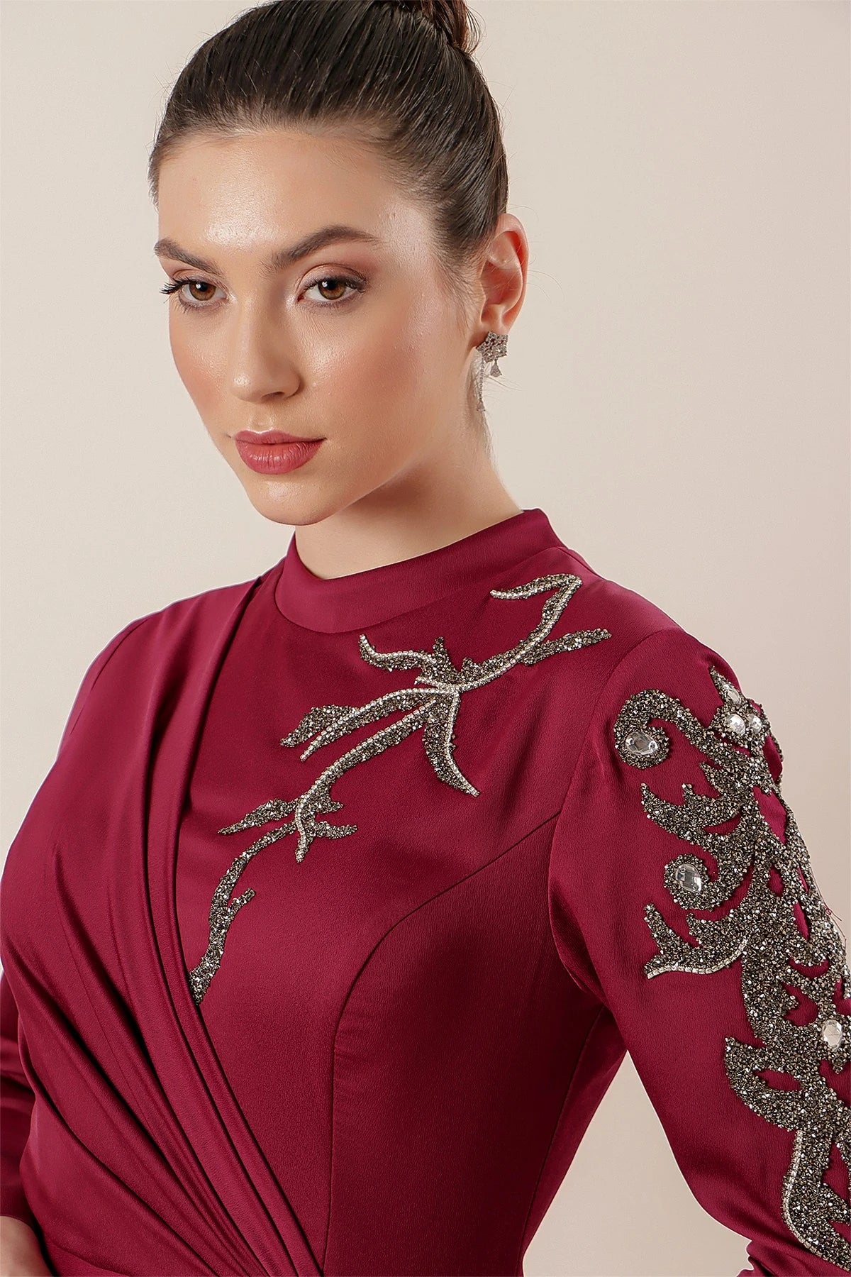 Image of Rochie hijab din crep satinat, cu imprimeu de pietre, cu încrețituri în față și căptușită