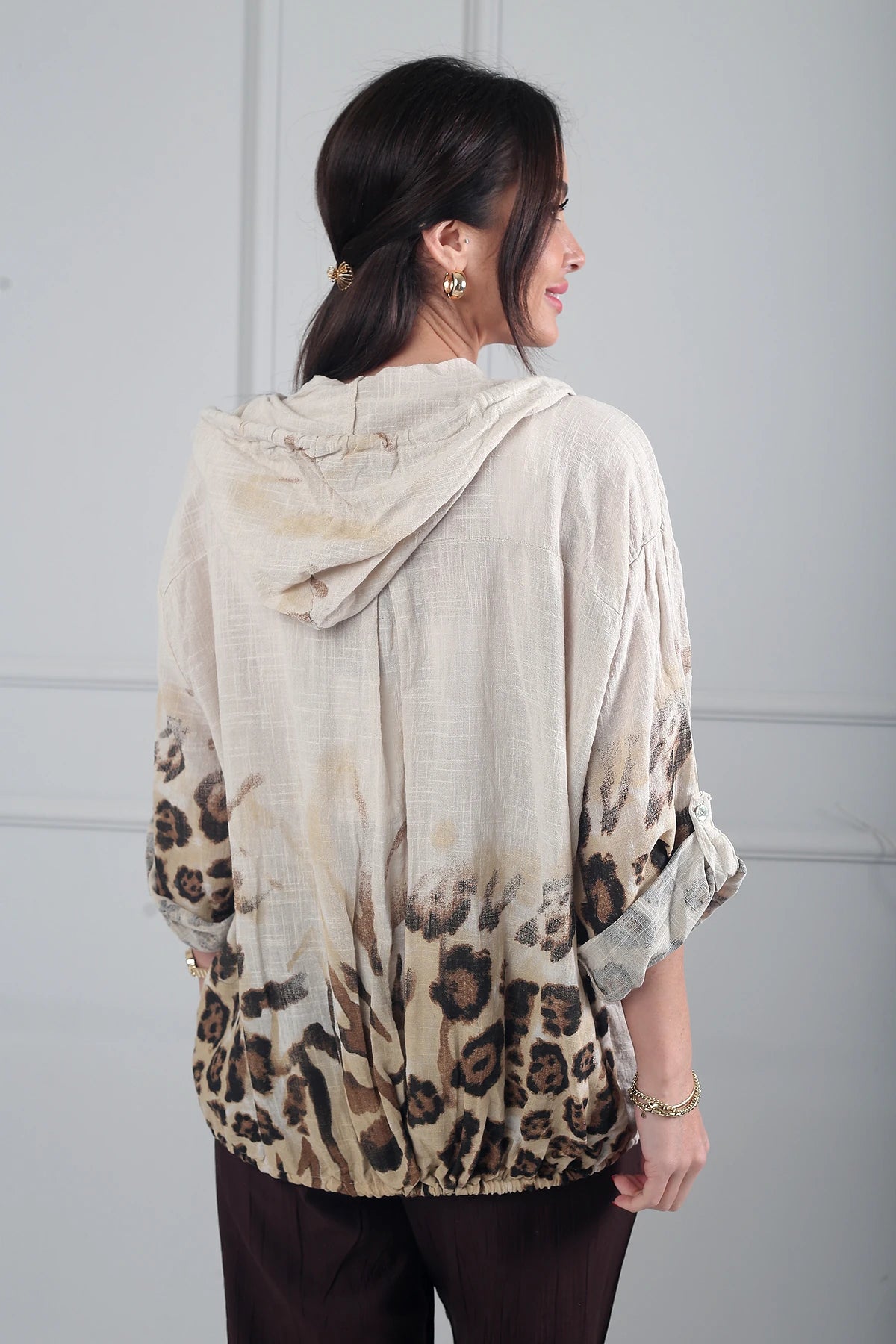 Image of Kadın Kapüşonlu Düğmeli Uzun Kollu Cepli Leopar Desen İtalyan Cotton Ceket