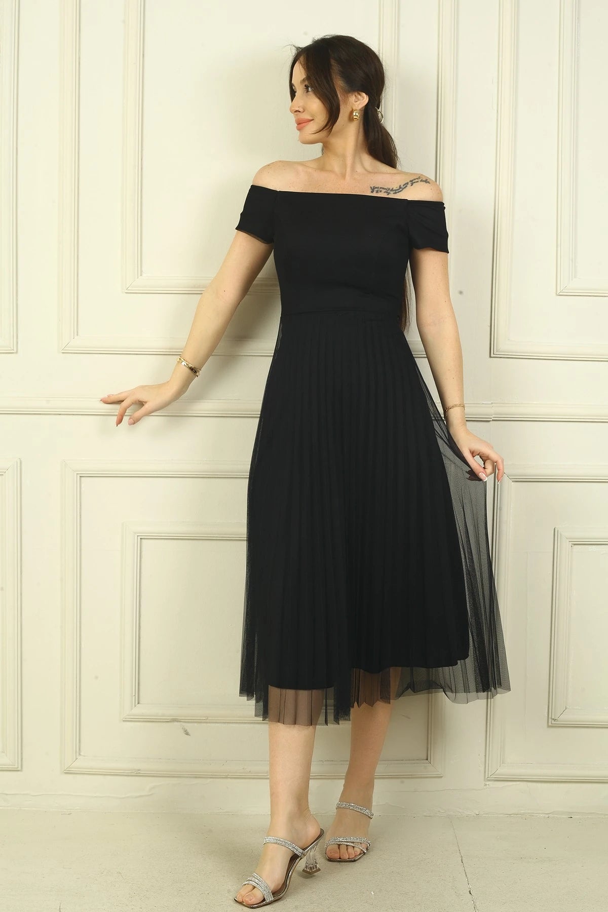 Image of Rochie Madonna cu fustă plisată din șifon și căptușeală, cu decolteu
