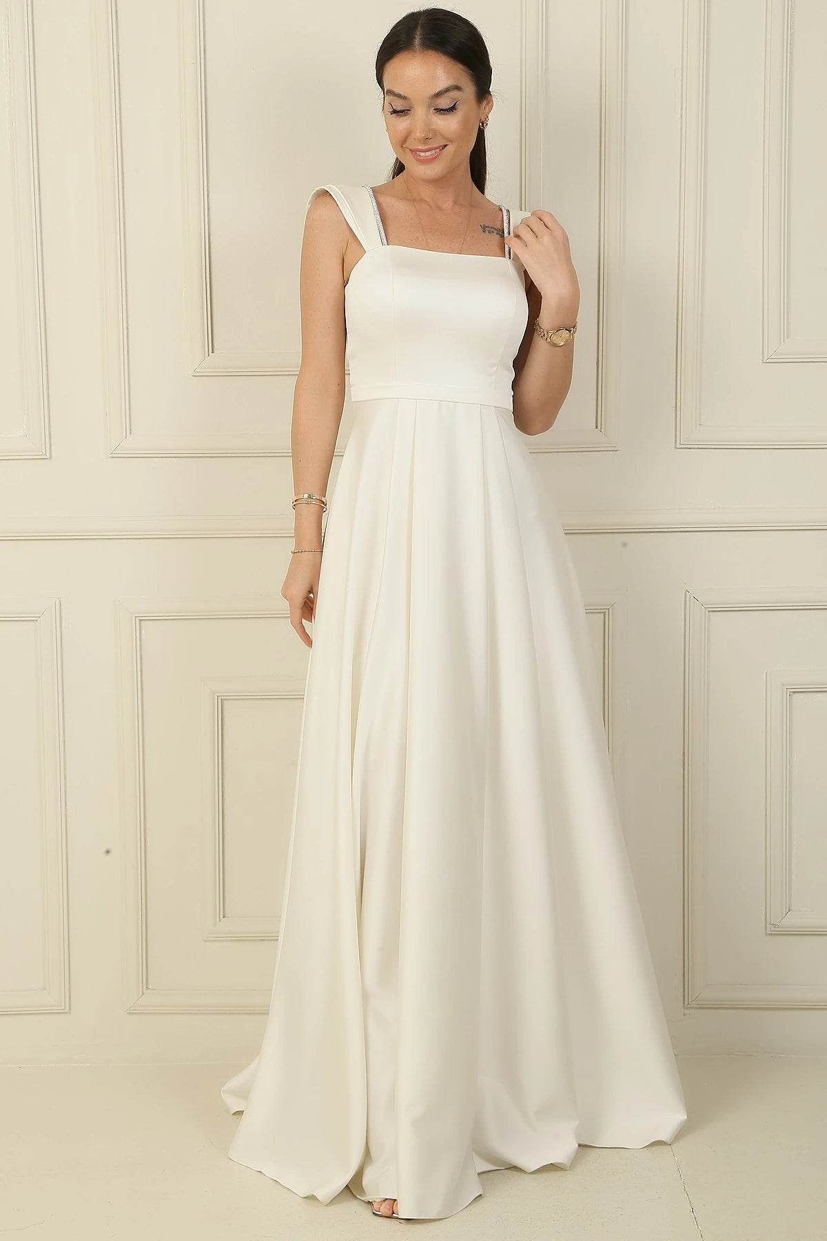 Image of Rochie lungă din satin, cu bretele, detalii cu pietre, decolteu pătrat și căptușită