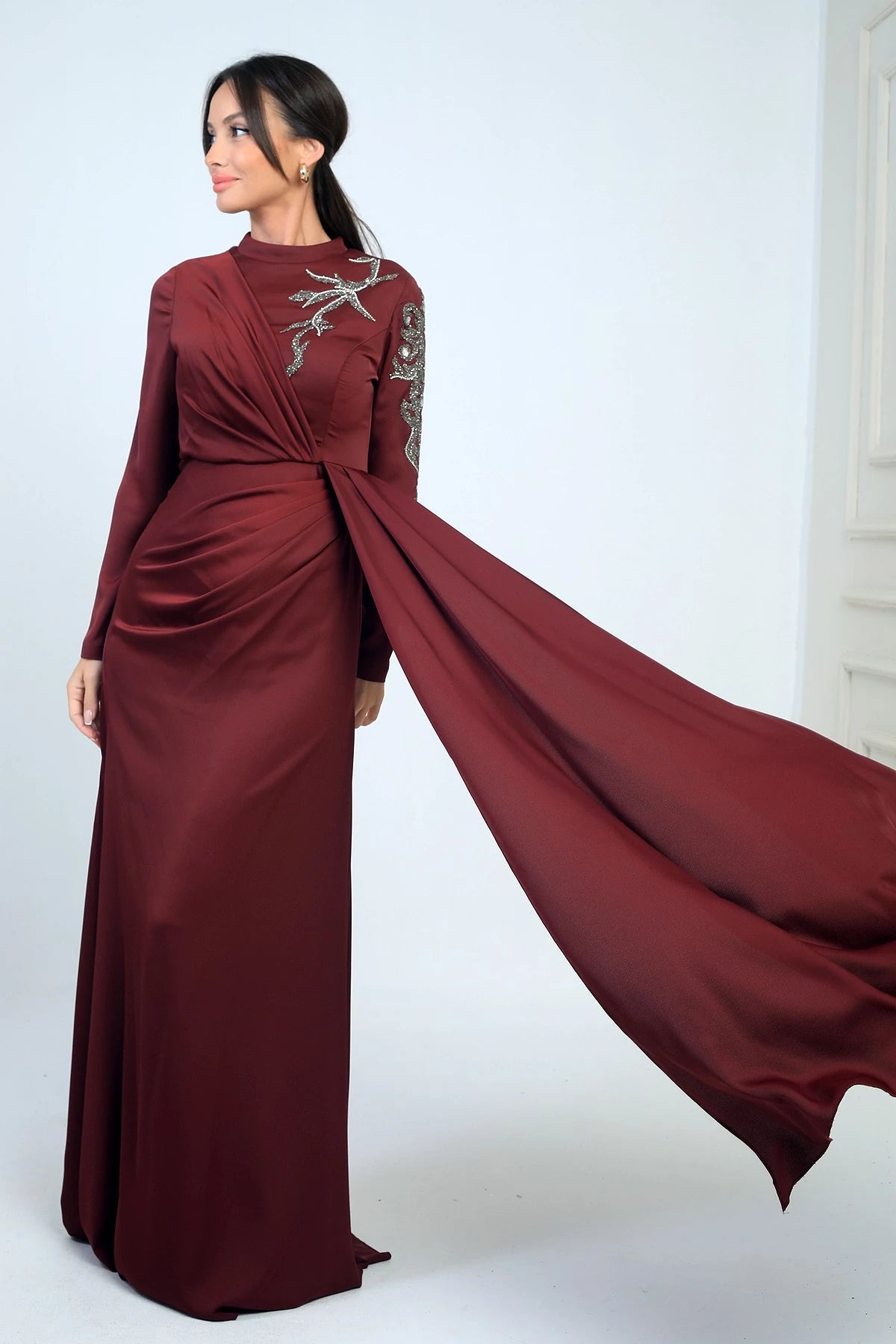 Image of Rochie hijab din crep satinat, cu imprimeu de pietre, cu încrețituri în față și căptușită