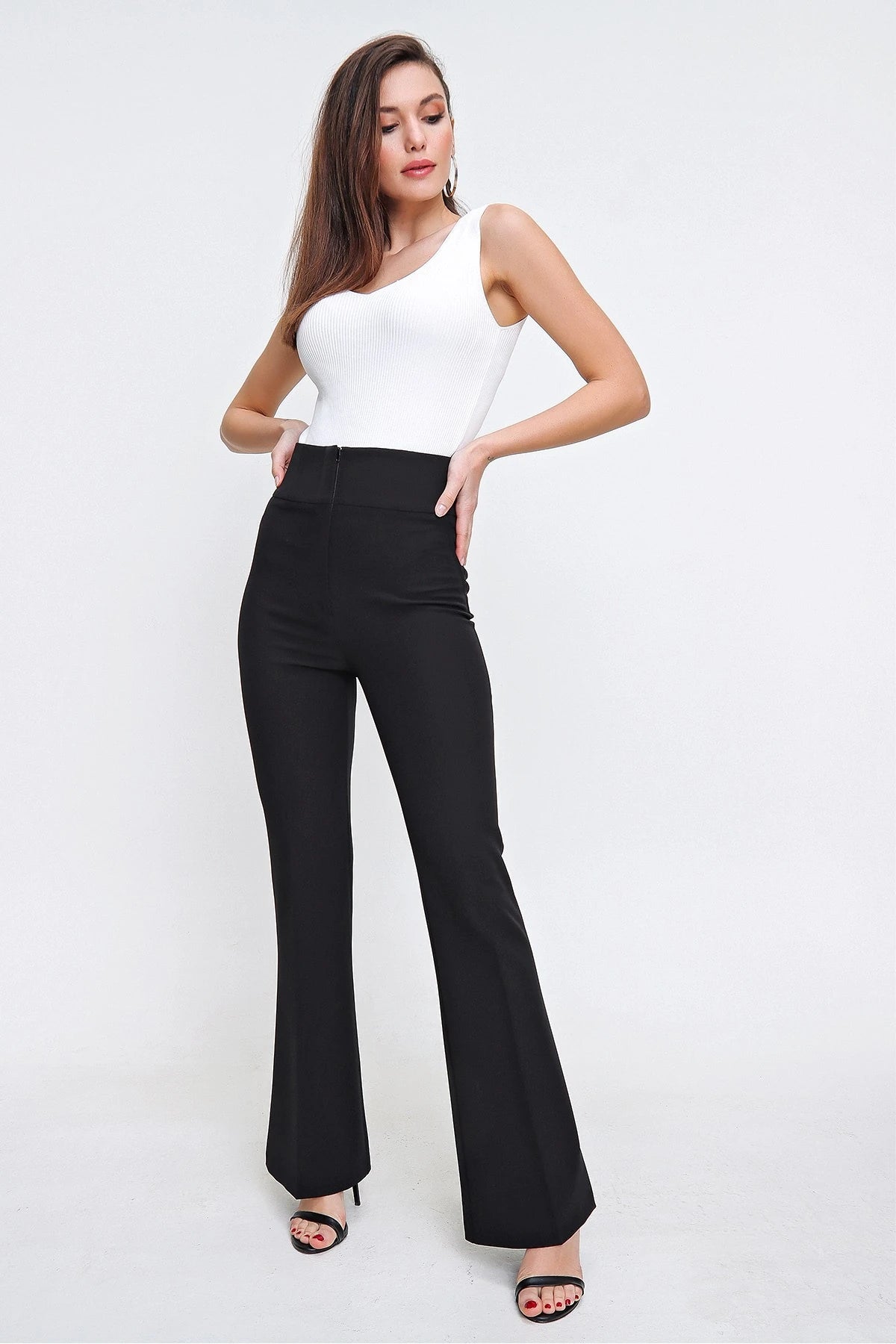 Image of Pantaloni largi, elastici, în stil spaniol, cu talie înaltă și buzunare