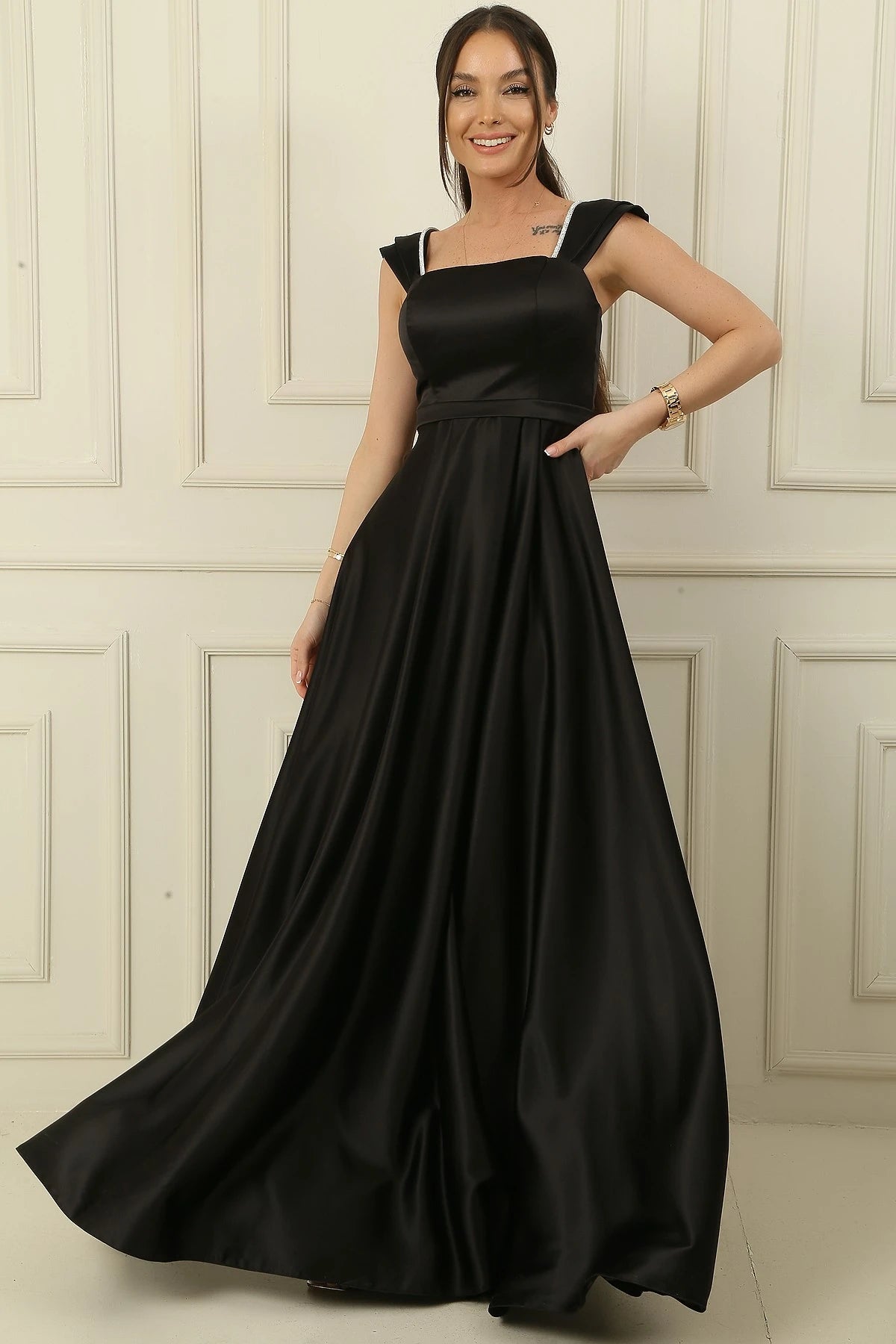 Image of Rochie lungă din satin, cu bretele, detalii cu pietre, decolteu pătrat și căptușită