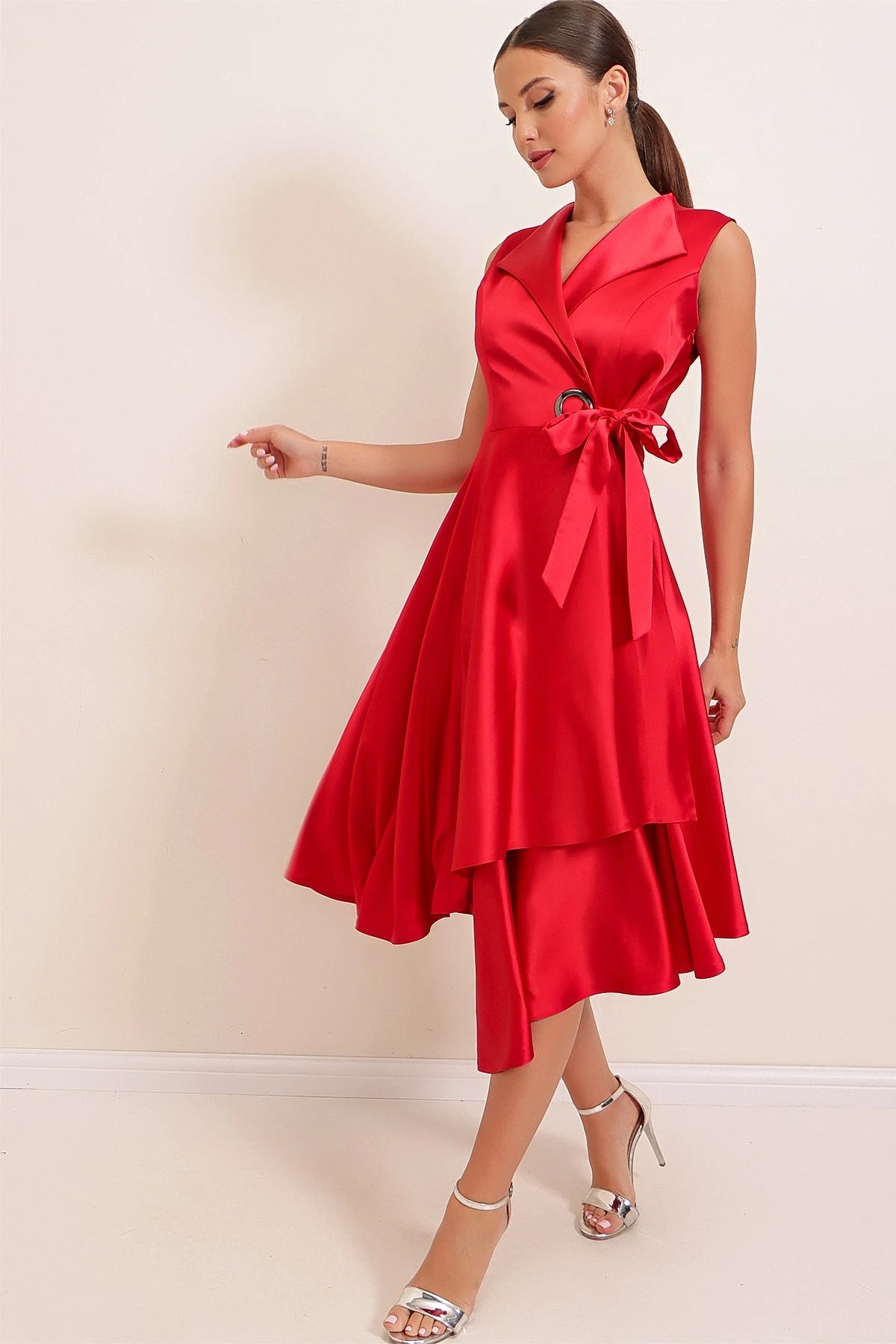 Image of Rochie din satin cu decolteu înfășurat și șireturi