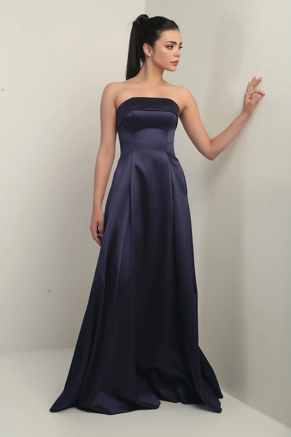 Image of Rochie de seară lungă din satin, fără bretele, cu căptușeală și buzunare pentru femei