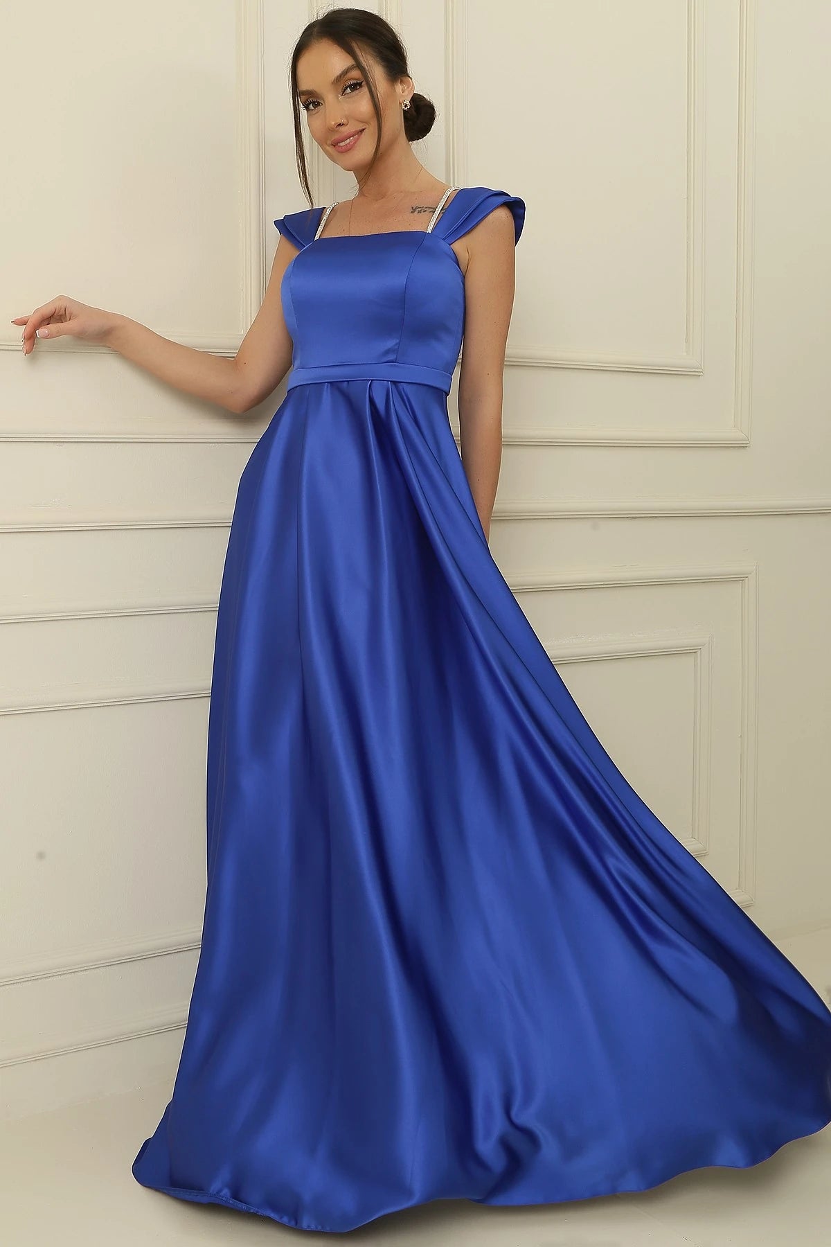 Image of Rochie lungă din satin, cu bretele, detalii cu pietre, decolteu pătrat și căptușită