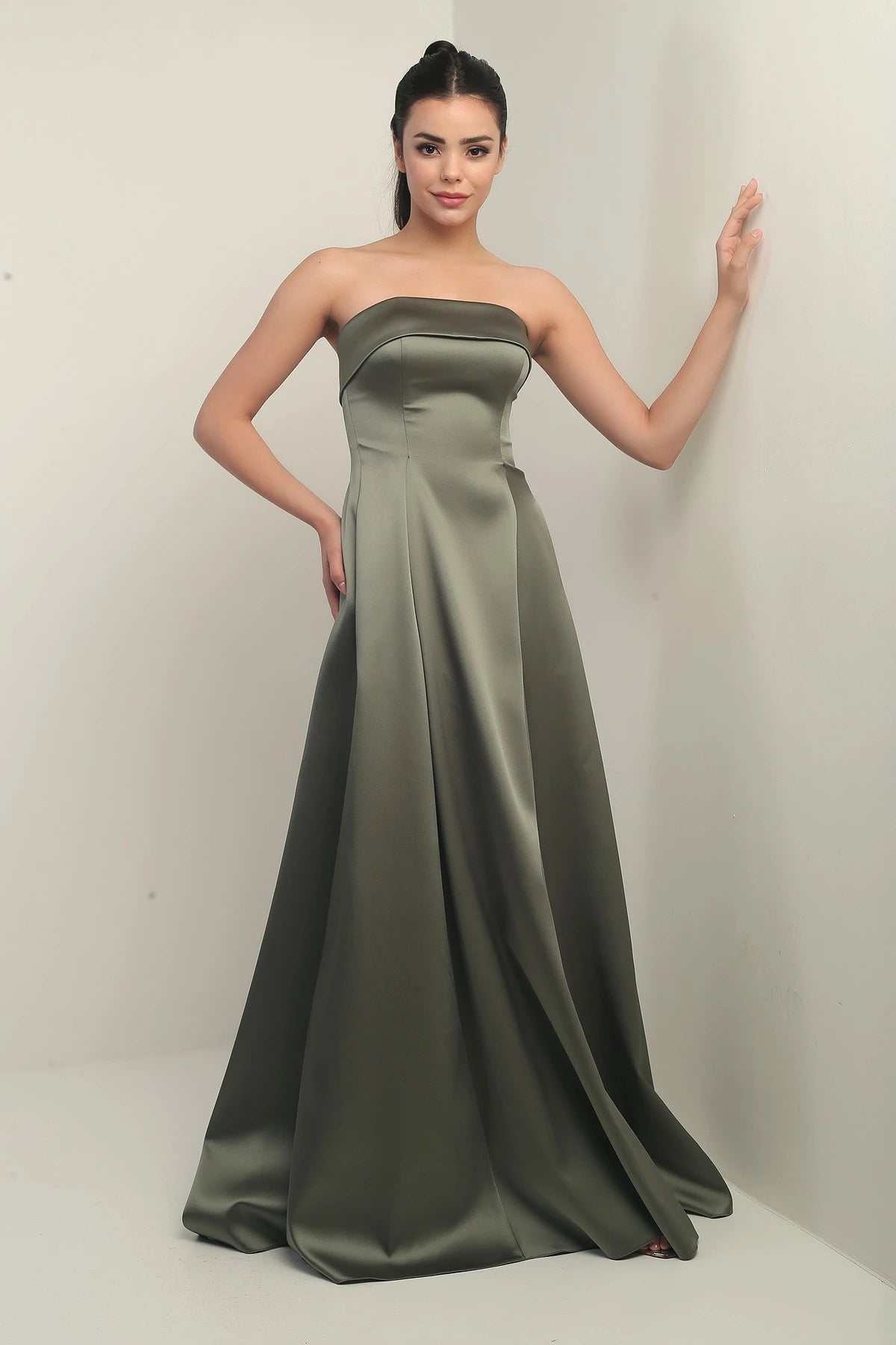 Image of Rochie de seară lungă din satin, fără bretele, cu căptușeală și buzunare pentru femei