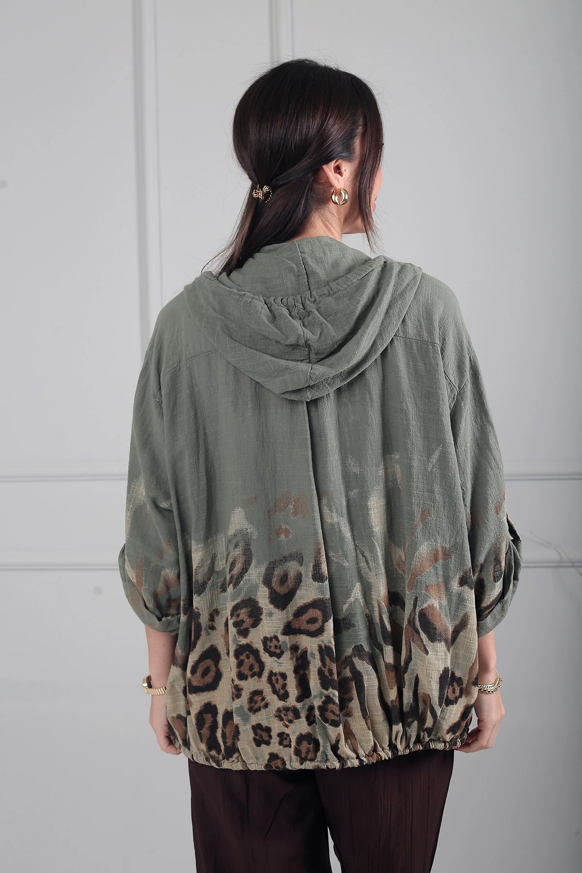 Image of Kadın Kapüşonlu Düğmeli Uzun Kollu Cepli Leopar Desen İtalyan Cotton Ceket
