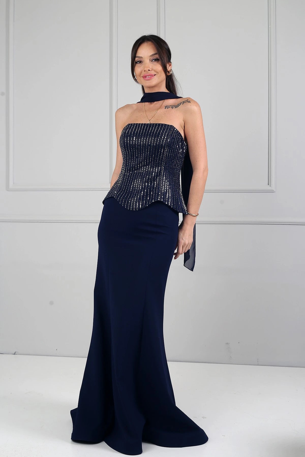 Image of Rochie de sirenă din crep cu decolteu fără bretele, cu armătură, decorațiuni cu pietre și căptușeală
