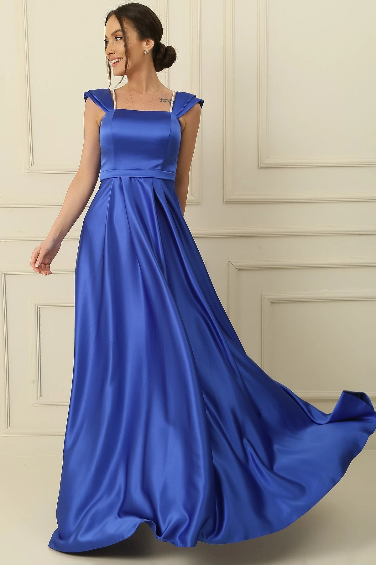 Image of Rochie lungă din satin, cu bretele, detalii cu pietre, decolteu pătrat și căptușită