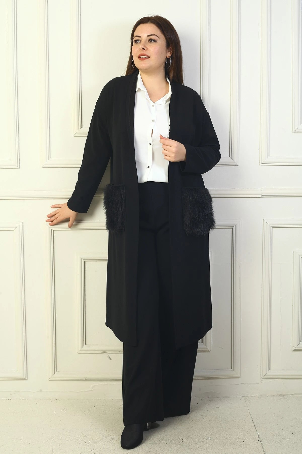 Image of Women's Plus Size Crepe Cardigan with Fur Pockets and Side Slits