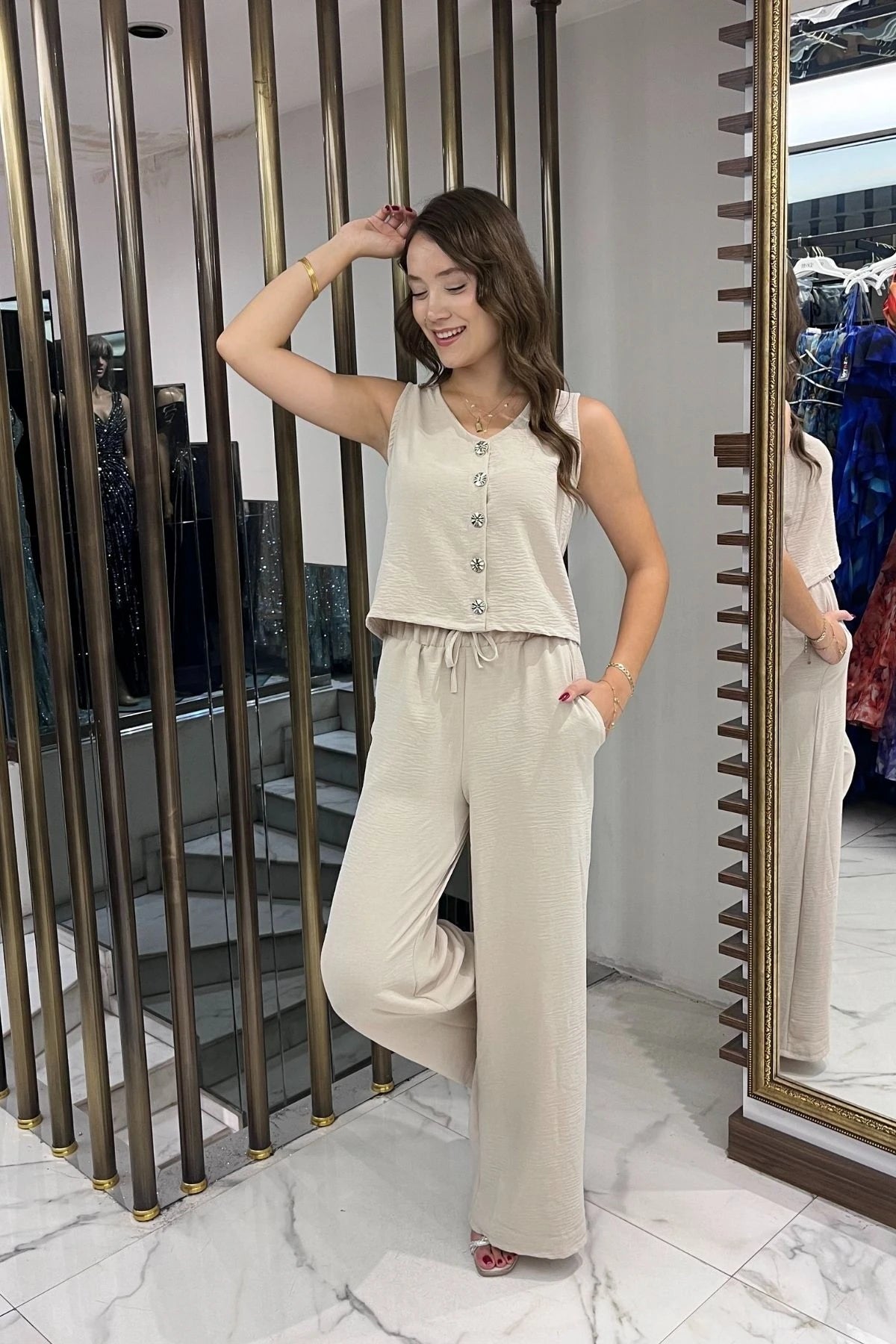 Image of Bluză pentru femei cu decolteu în V și nasturi în față, talie elastică, pantaloni palazzo cu buzunare, set de 2 piese Ayrobin