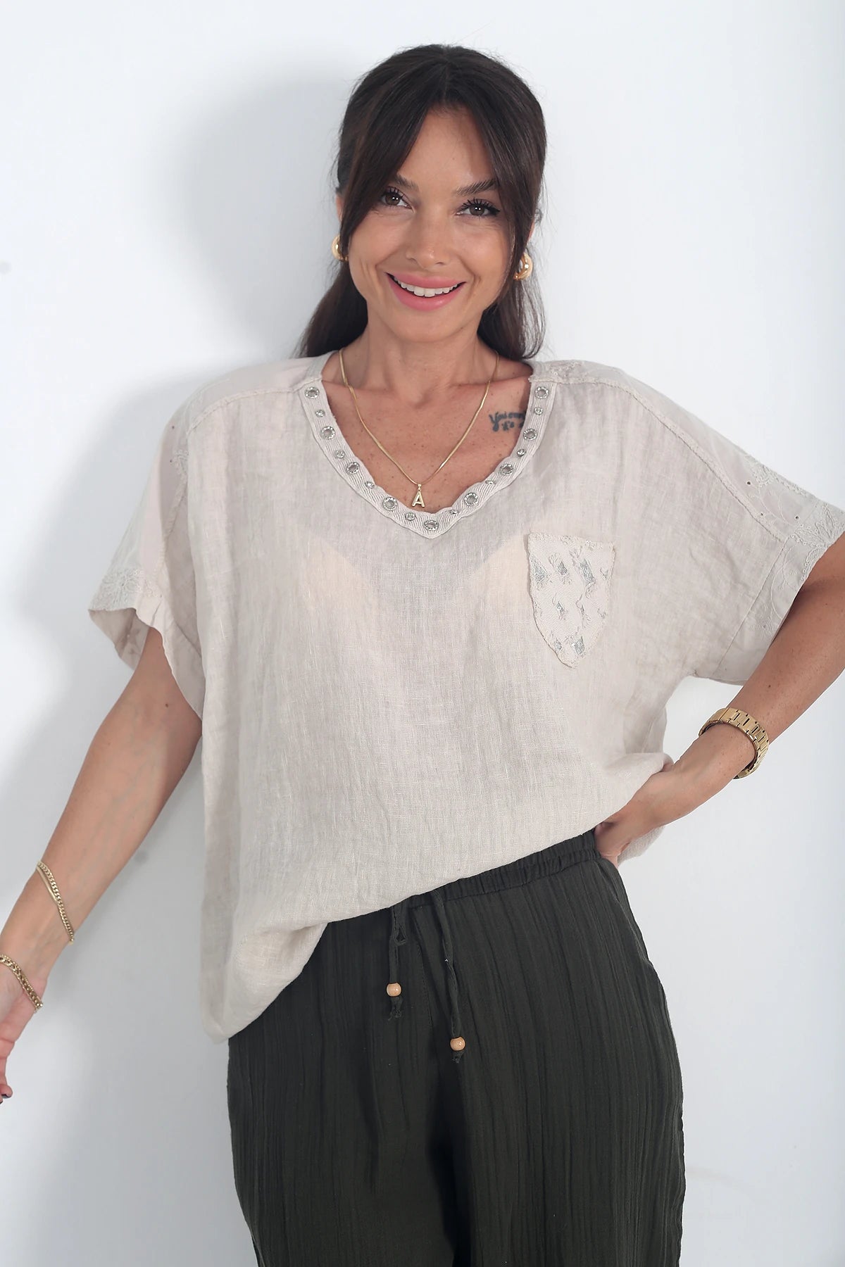 Image of Kadın İtalyan Keten Zınmbalı V Yaka Tek Cepli Omuzlar Nakış İşlemeli Oversize Cotton Bluz