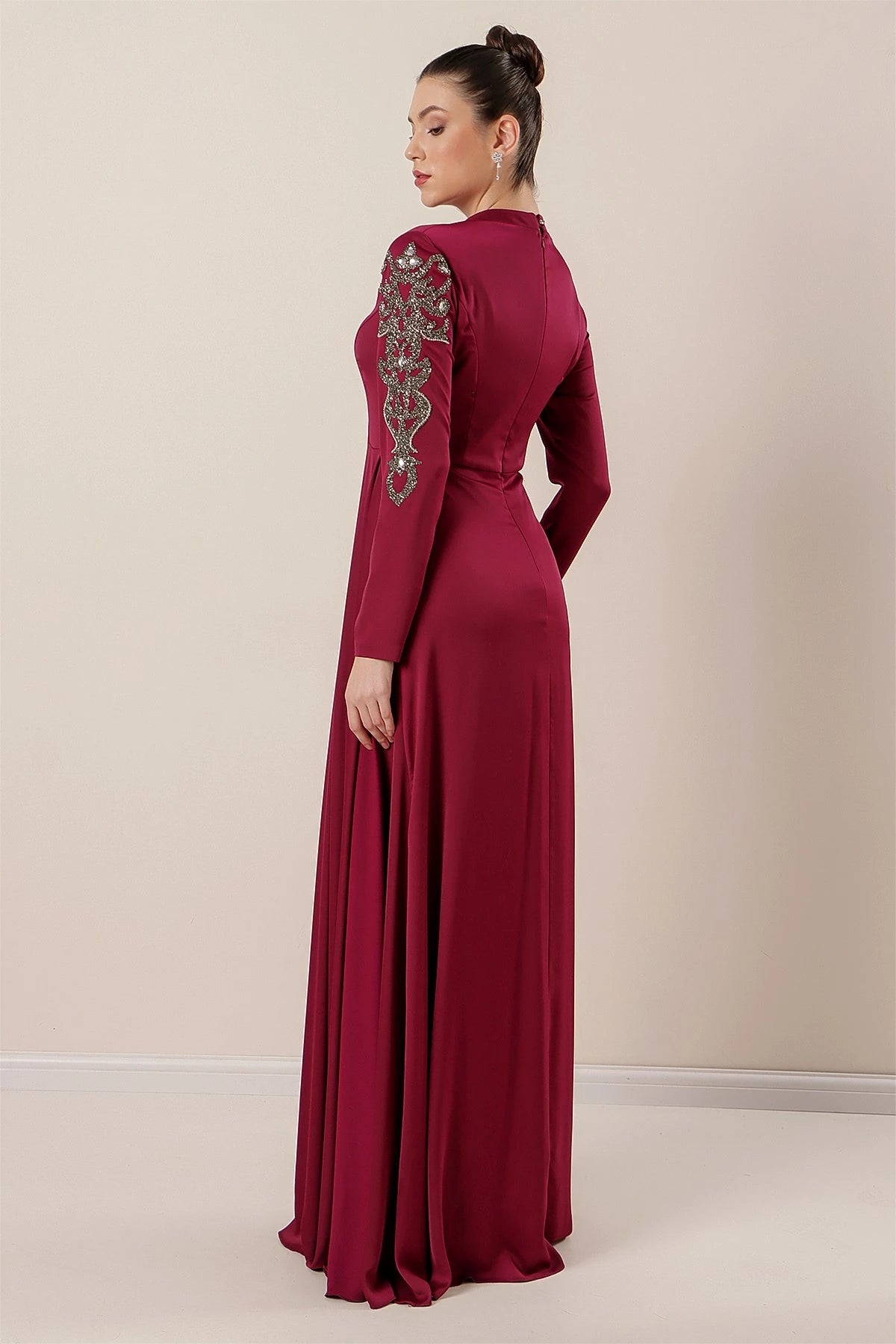 Image of Rochie hijab din crep satinat, cu imprimeu de pietre, cu încrețituri în față și căptușită