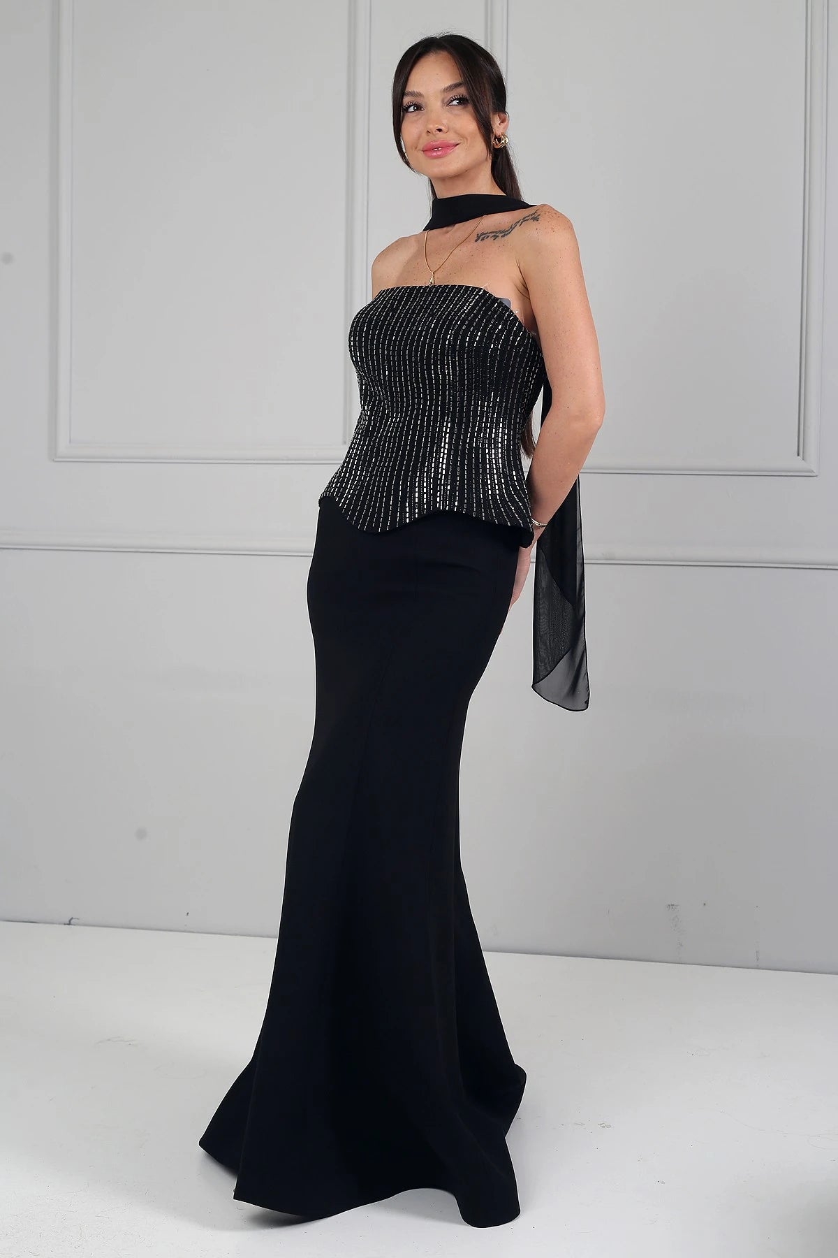 Image of Rochie de sirenă din crep cu decolteu fără bretele, cu armătură, decorațiuni cu pietre și căptușeală