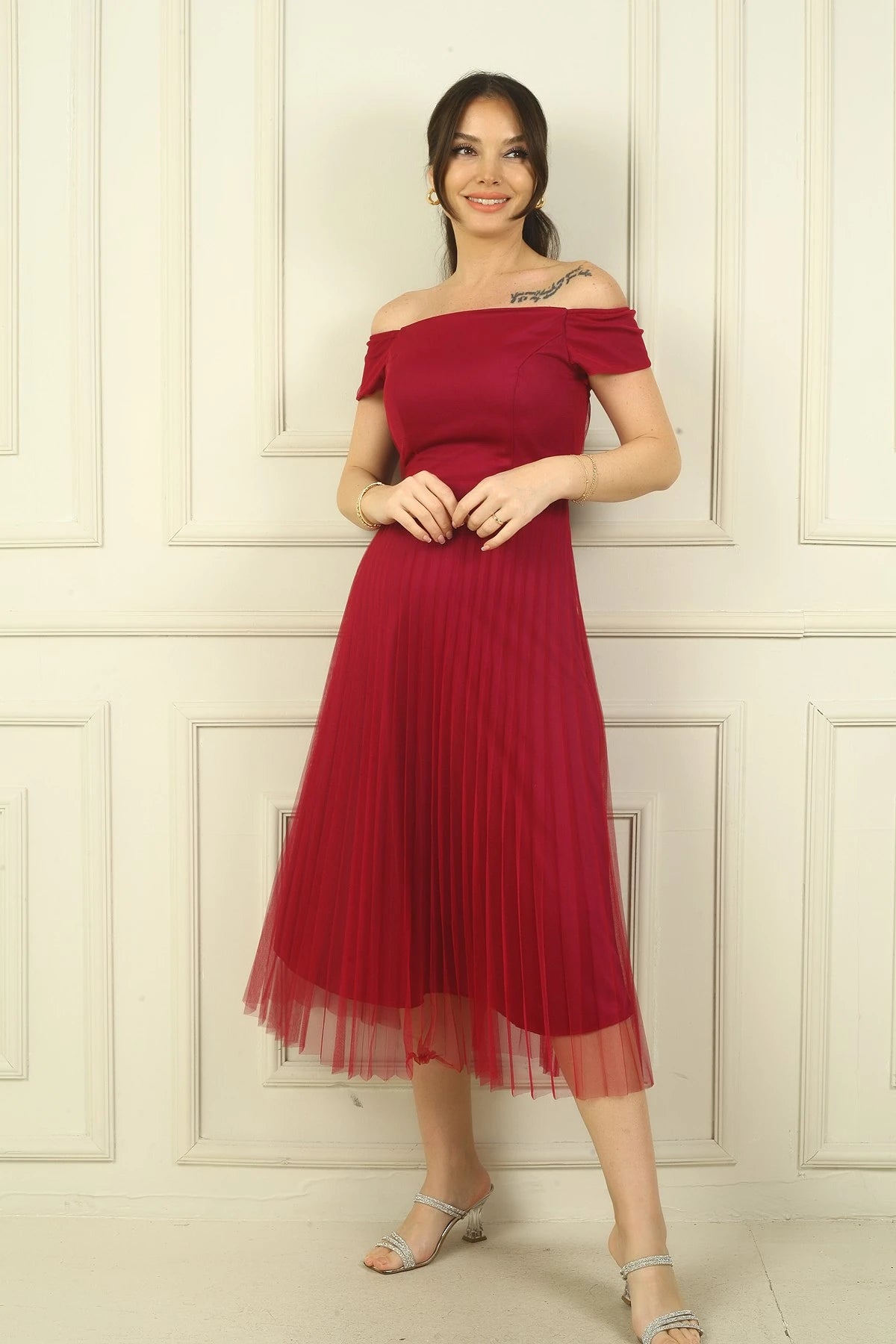 Image of Rochie Madonna cu fustă plisată din șifon și căptușeală, cu decolteu