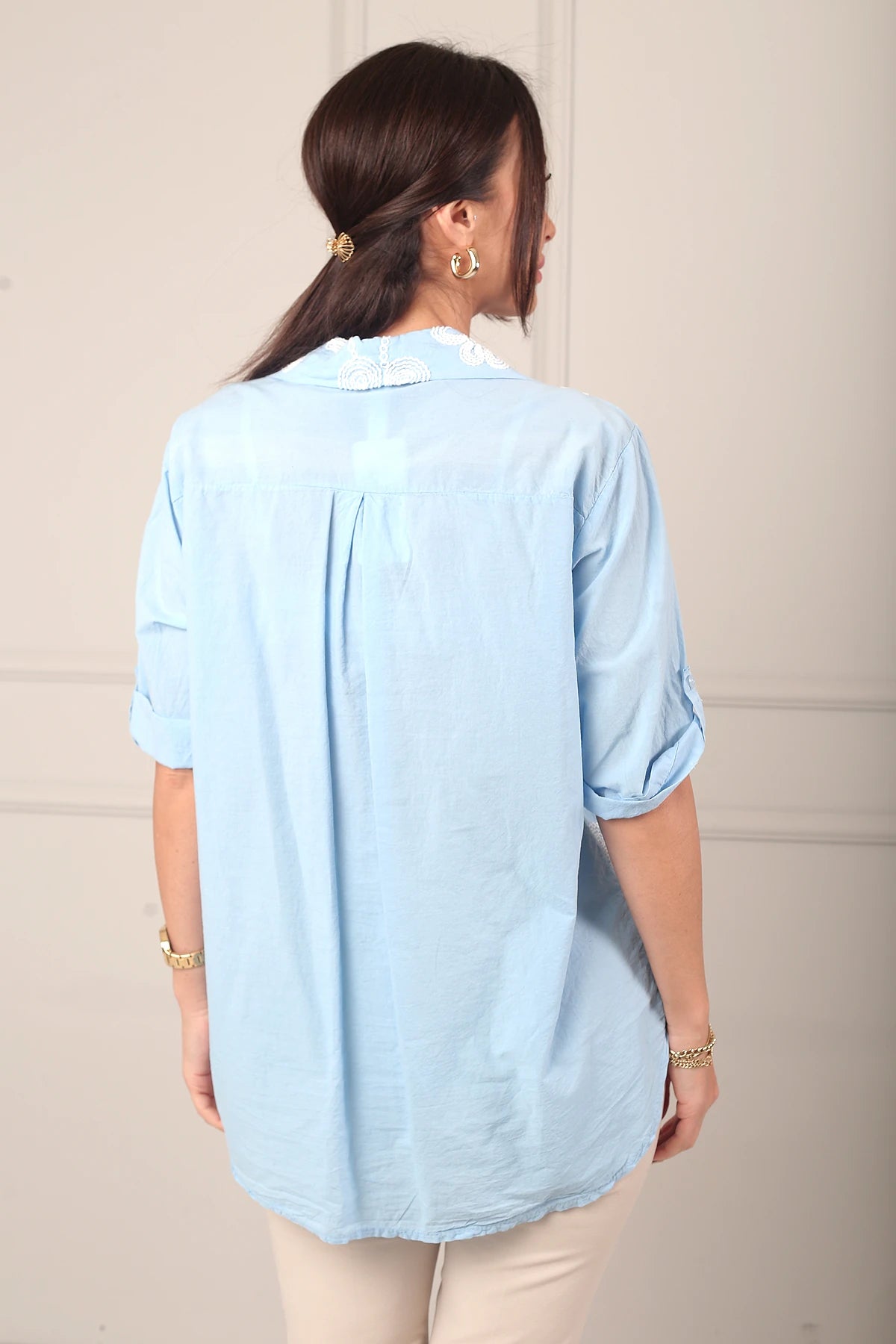 Image of Kadın İtalyan Çiçek Nakış İşlemeli Kısa Kollu Cotton Gömlek