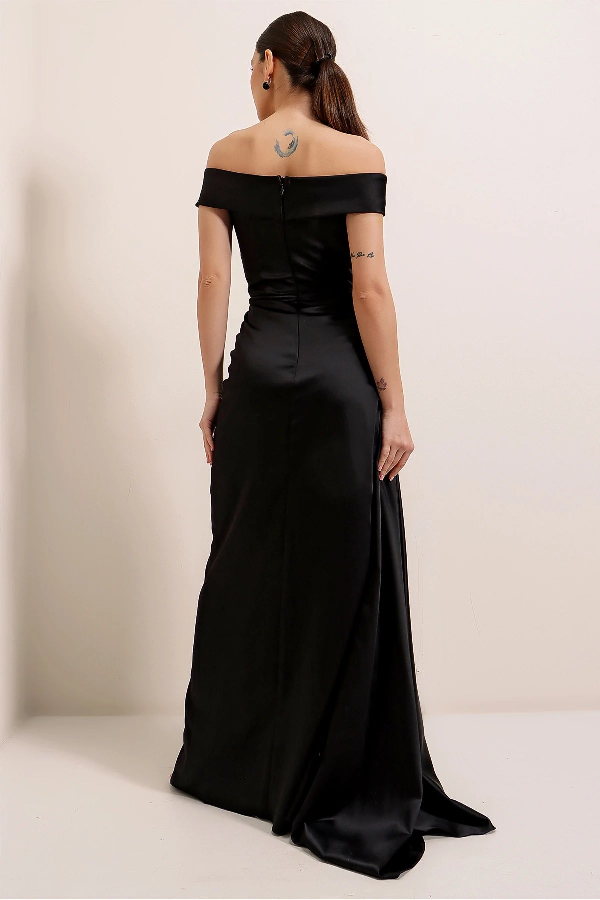 Image of Madonna Yaka Yırtmaçlı Bir Tarafı Uzun Astarlı Saten Uzun Elbise