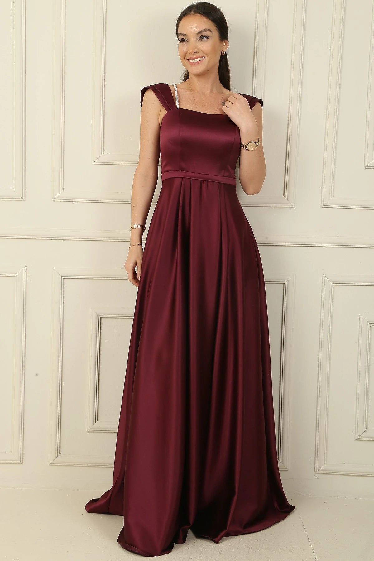 Image of Rochie lungă din satin, cu bretele, detalii cu pietre, decolteu pătrat și căptușită