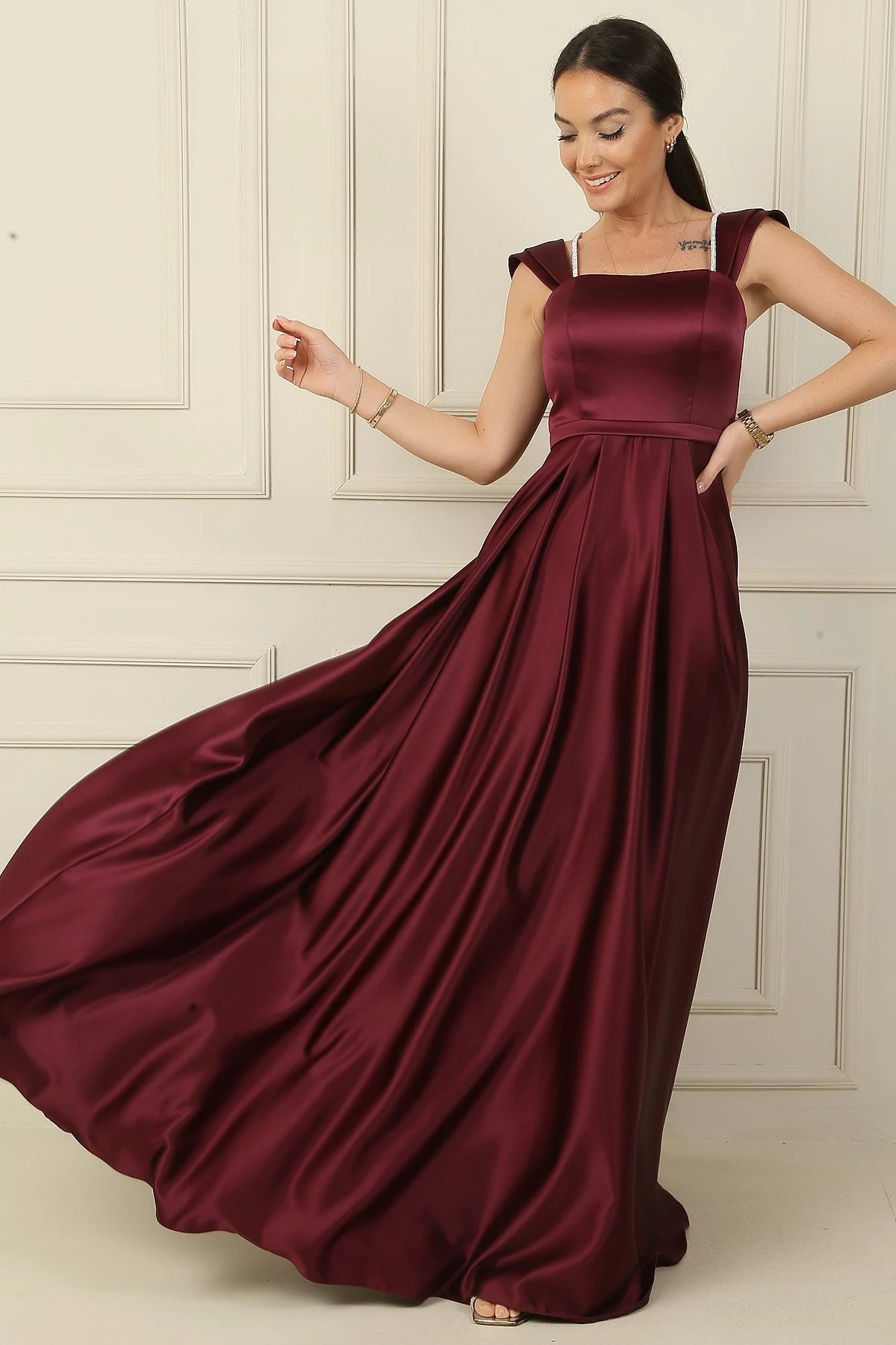 Image of Rochie lungă din satin, cu bretele, detalii cu pietre, decolteu pătrat și căptușită