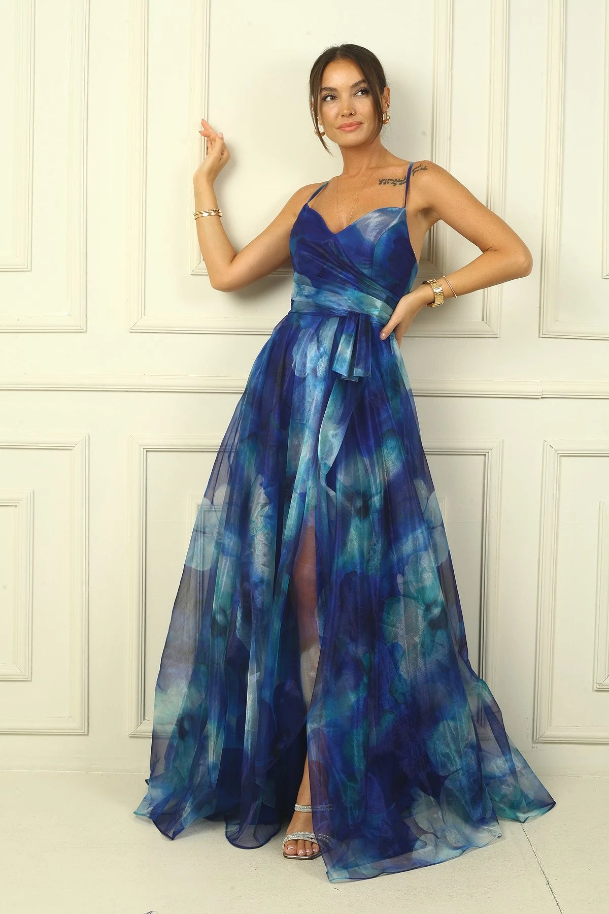 Image of Rochie lungă din organza, cu imprimeu floral și șireturi în față, cu bretele la spate