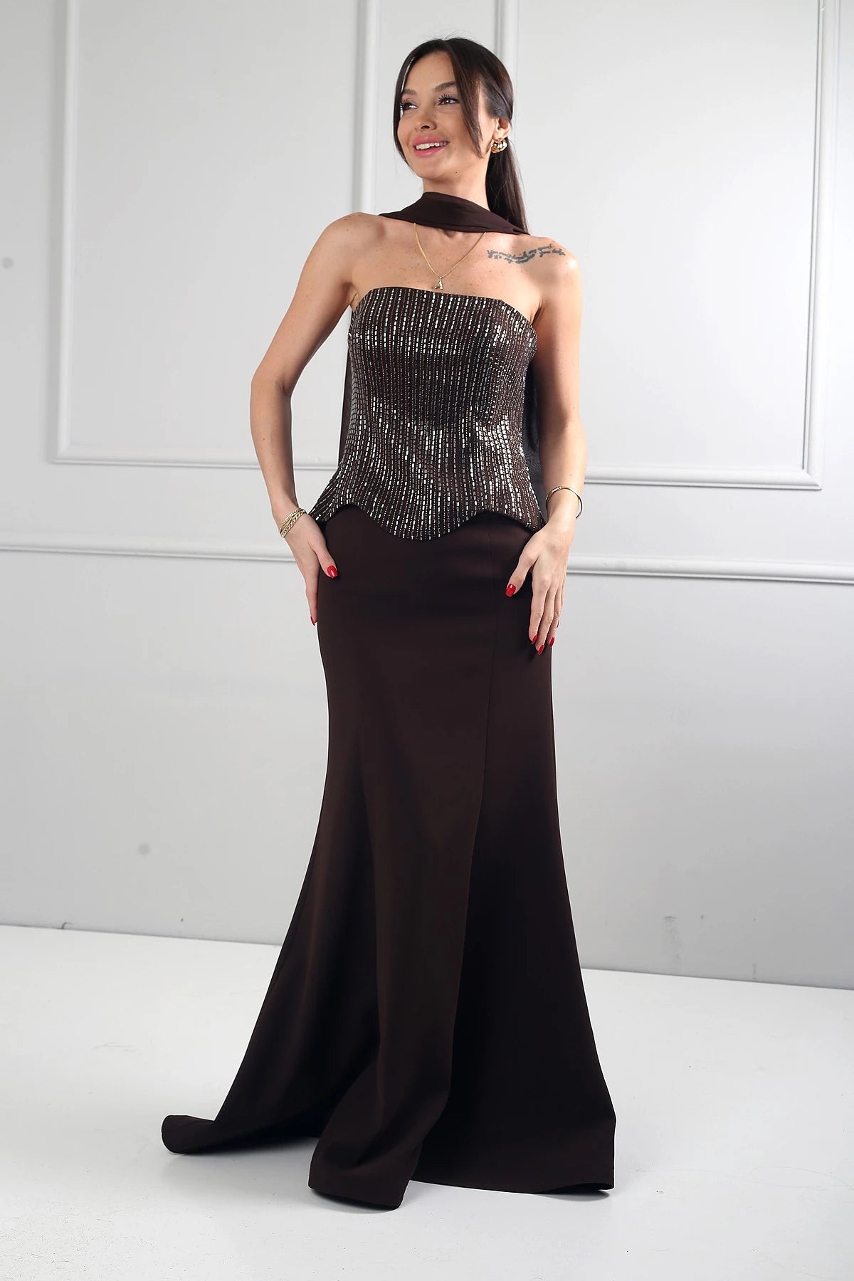 Image of Rochie de sirenă din crep cu decolteu fără bretele, cu armătură, decorațiuni cu pietre și căptușeală