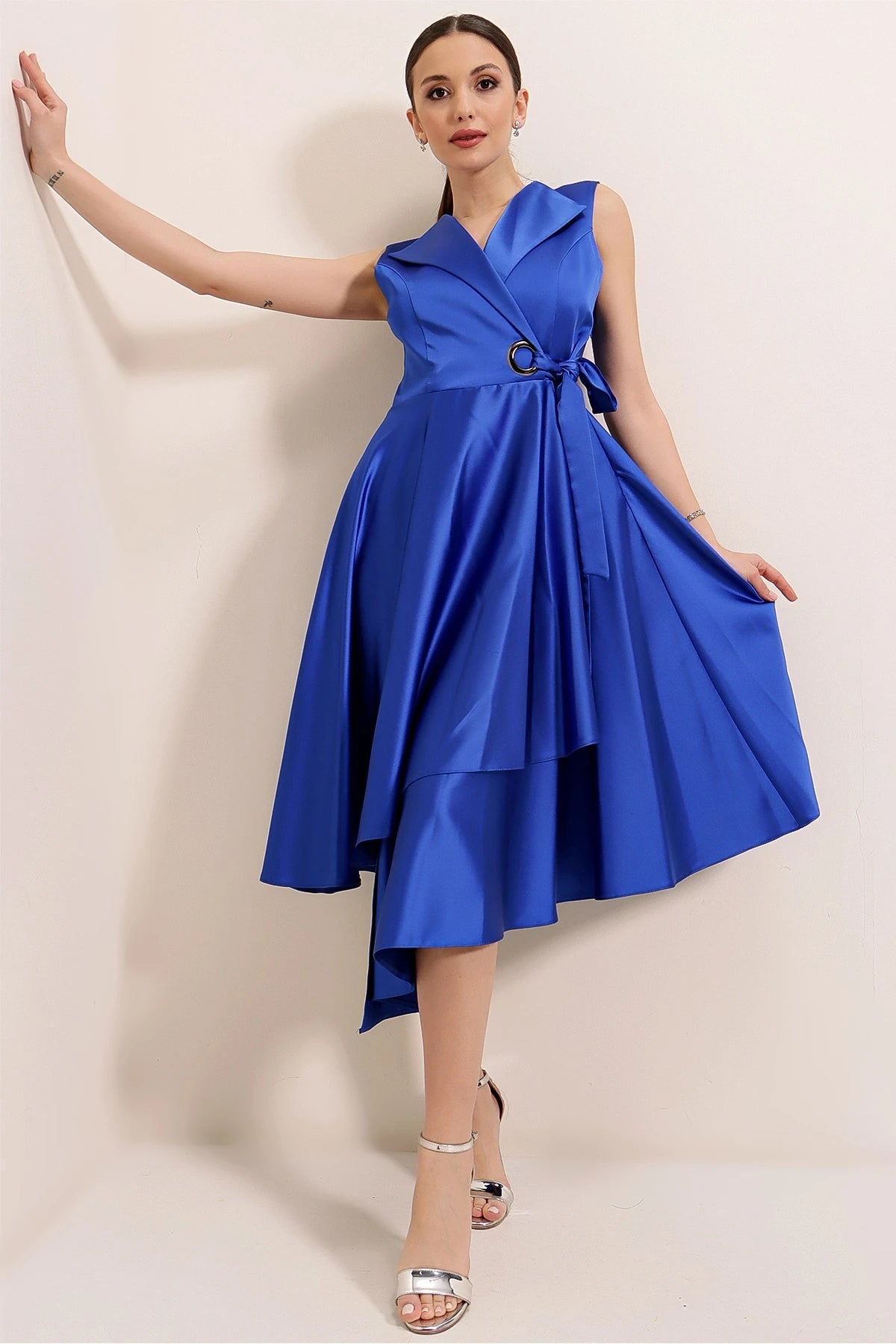 Image of Rochie din satin cu decolteu înfășurat și șireturi