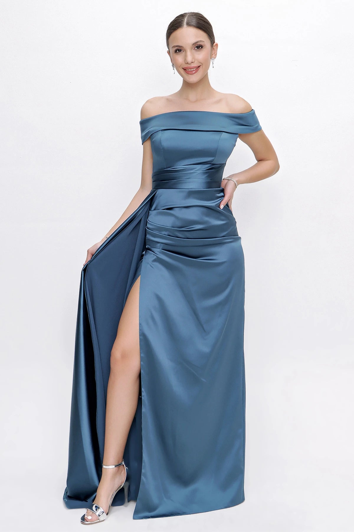 Image of Rochie lungă din satin cu decolteu Madonna și crăpătură pe o singură parte