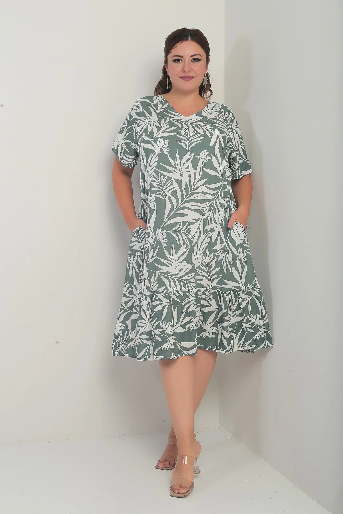 Image of Rochie de damă cu decolteu în V, model mixt de frunze, mărime plus, cu buzunare și fustă cu volane