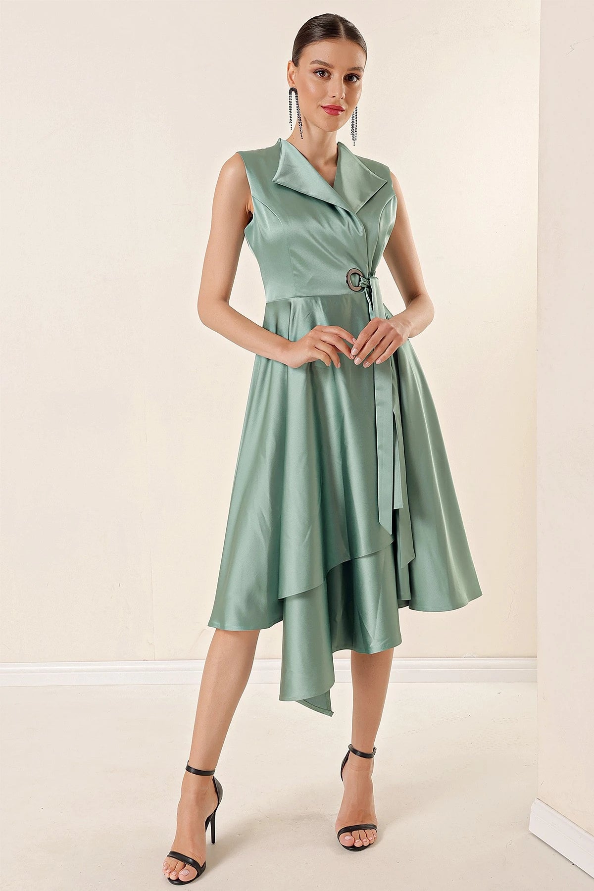 Image of Rochie din satin cu decolteu înfășurat și șireturi