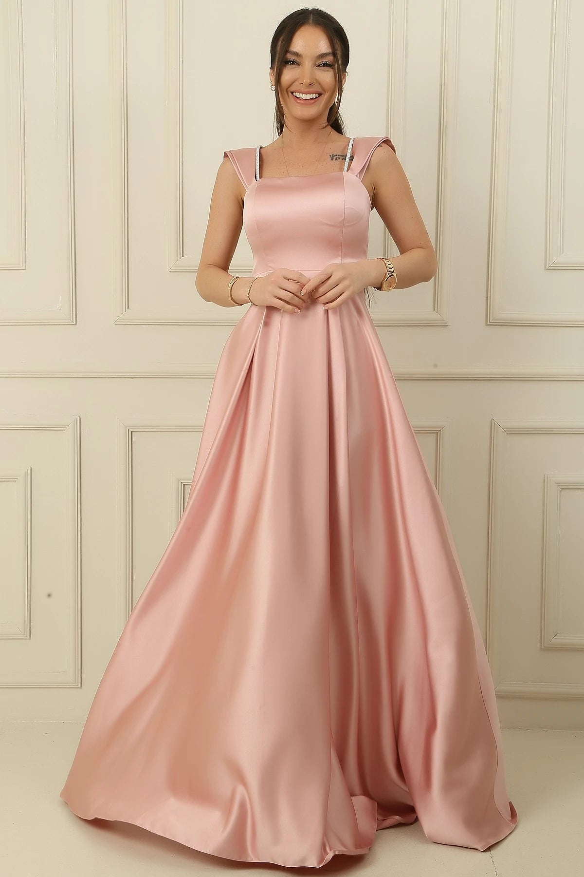 Image of Rochie lungă din satin, cu bretele, detalii cu pietre, decolteu pătrat și căptușită