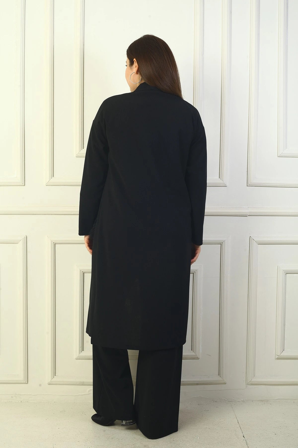Image of Women's Plus Size Crepe Cardigan with Fur Pockets and Side Slits
