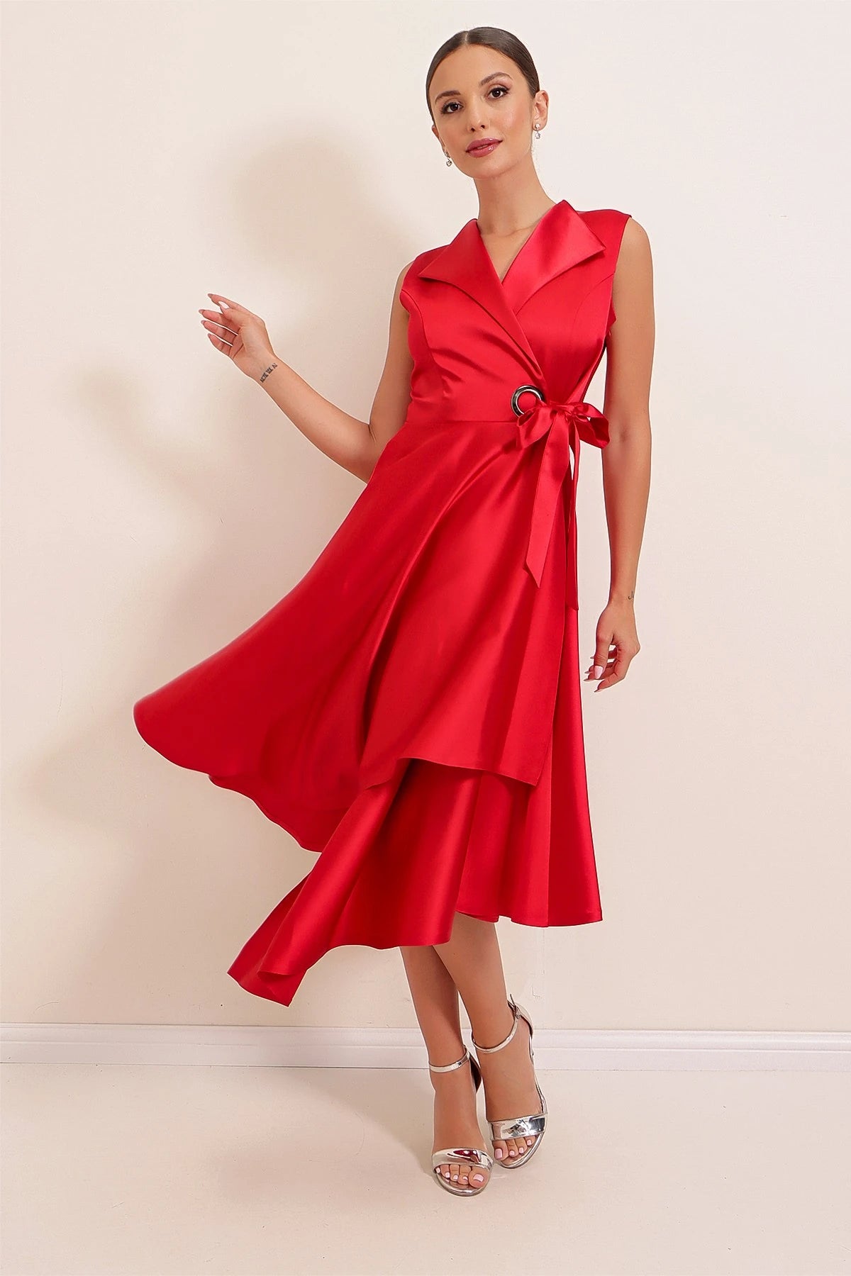 Image of Rochie din satin cu decolteu înfășurat și șireturi