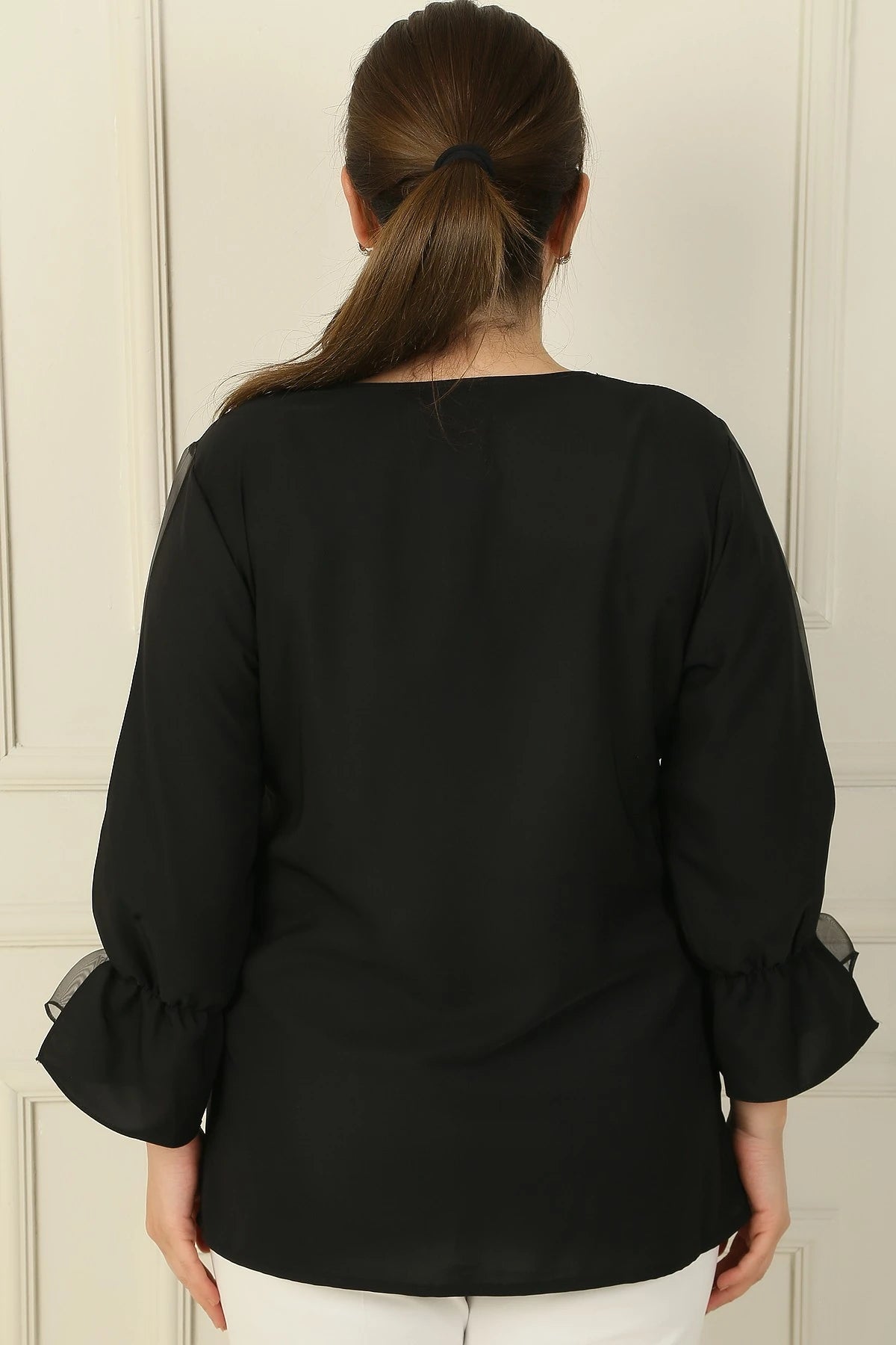 Image of Bluză BB din crep semi-organza cu decolteu în V