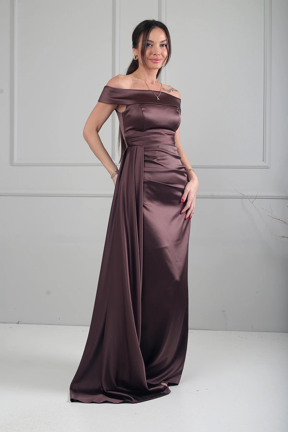 Image of Rochie lungă din satin cu decolteu Madonna și crăpătură pe o singură parte