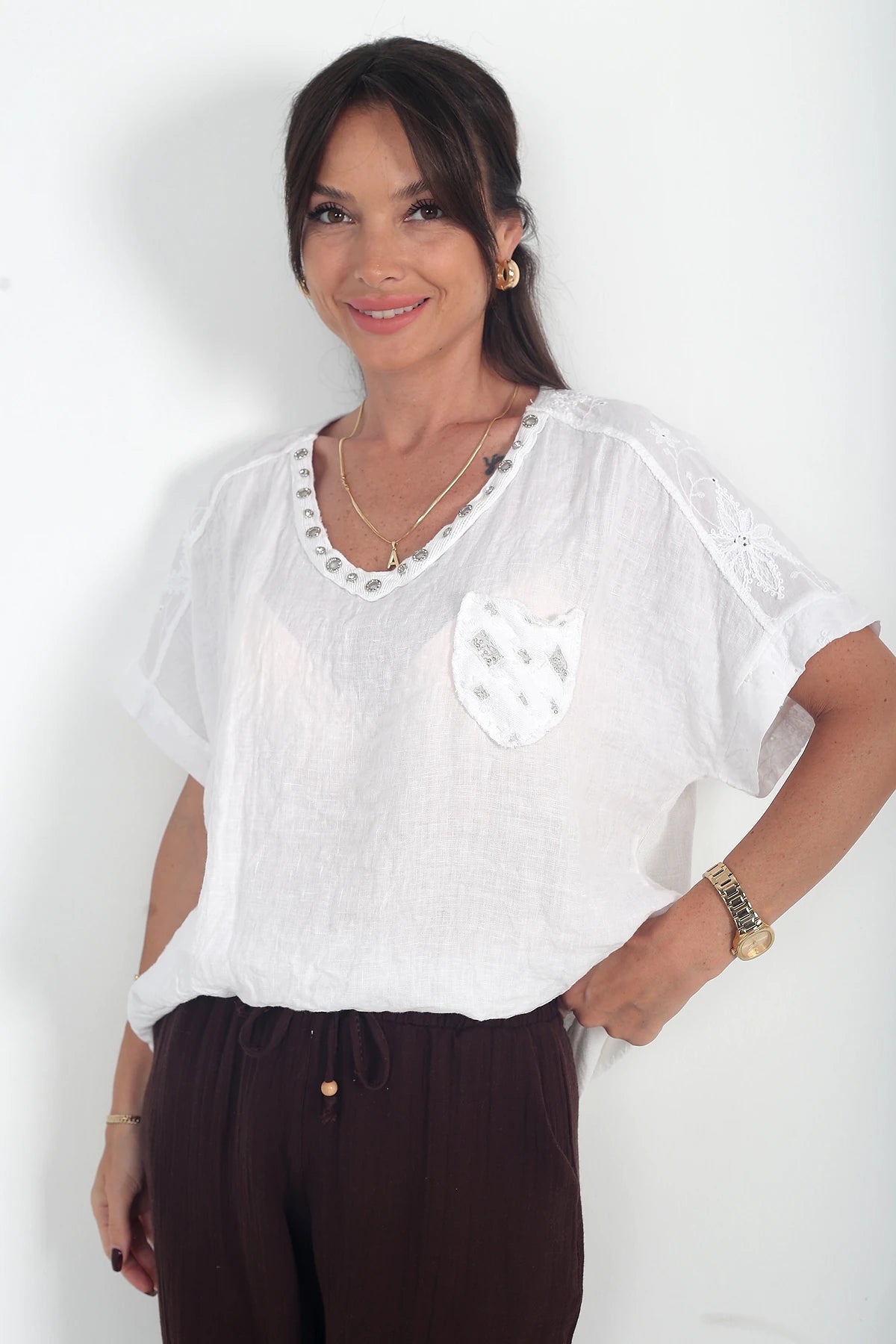 Image of Kadın İtalyan Keten Zınmbalı V Yaka Tek Cepli Omuzlar Nakış İşlemeli Oversize Cotton Bluz