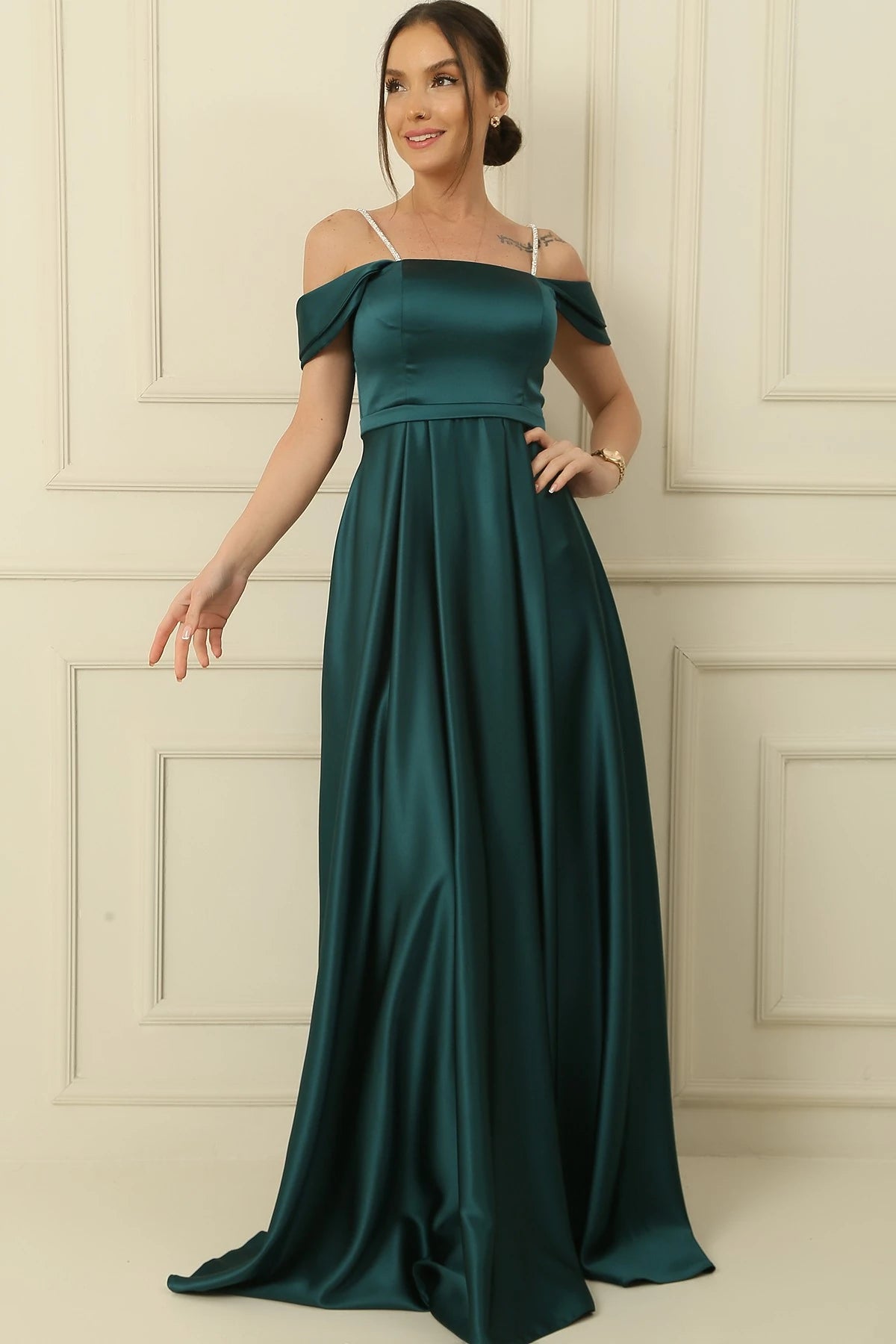 Image of Rochie lungă din satin, cu bretele, detalii cu pietre, decolteu pătrat și căptușită