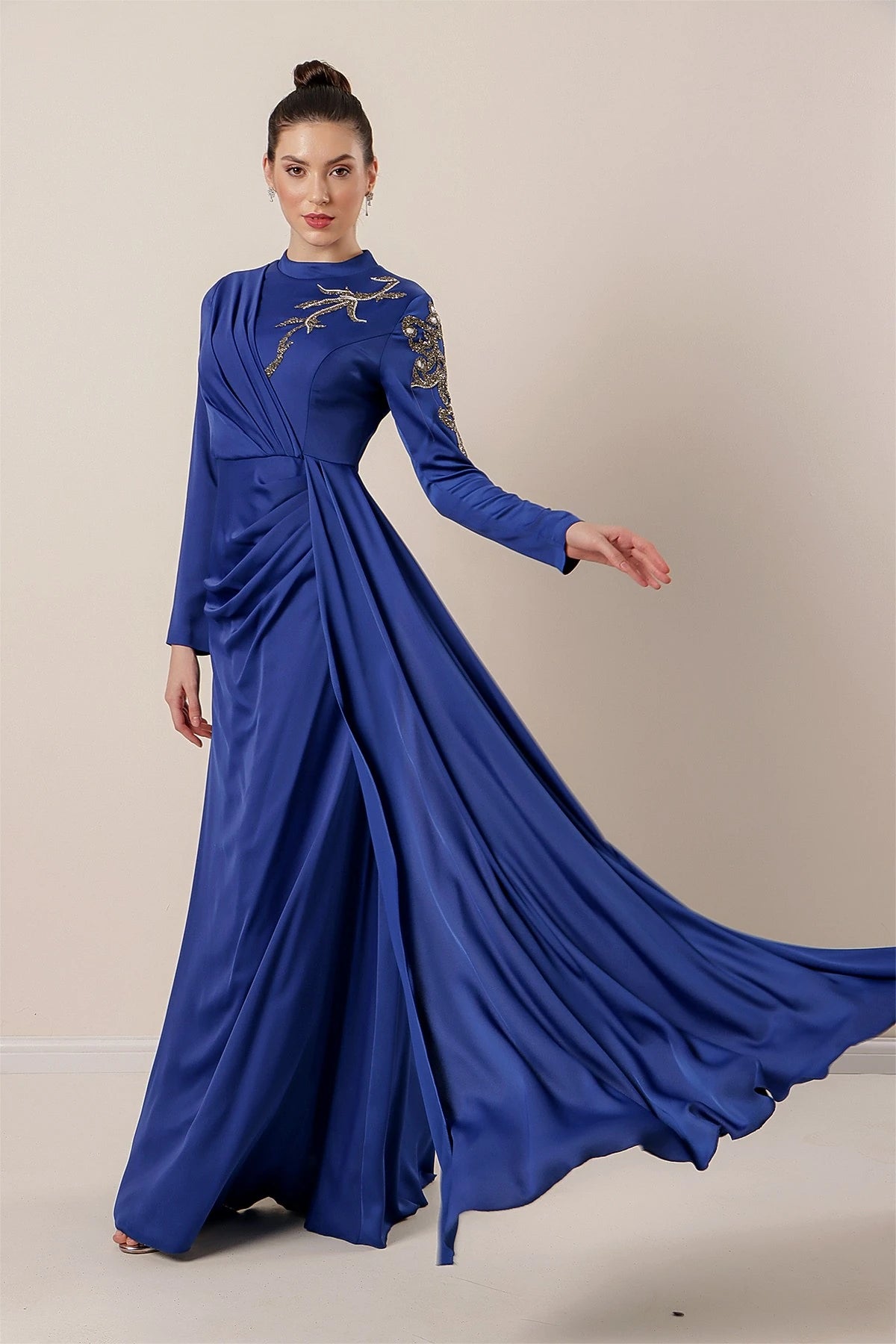 Image of Rochie hijab din crep satinat, cu imprimeu de pietre, cu încrețituri în față și căptușită
