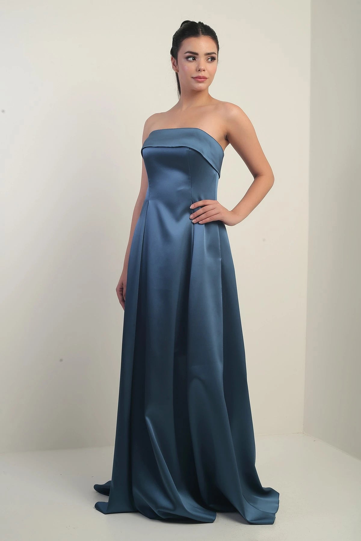 Image of Rochie de seară lungă din satin, fără bretele, cu căptușeală și buzunare pentru femei