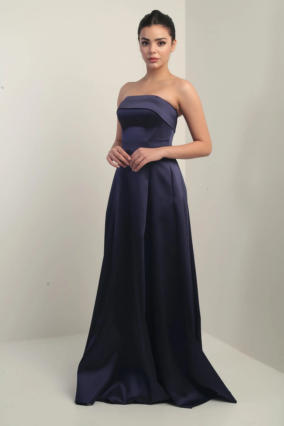 Image of Rochie de seară lungă din satin, fără bretele, cu căptușeală și buzunare pentru femei