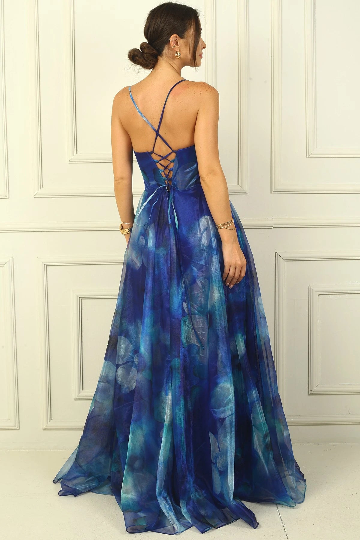 Image of Rochie lungă din organza, cu imprimeu floral și șireturi în față, cu bretele la spate