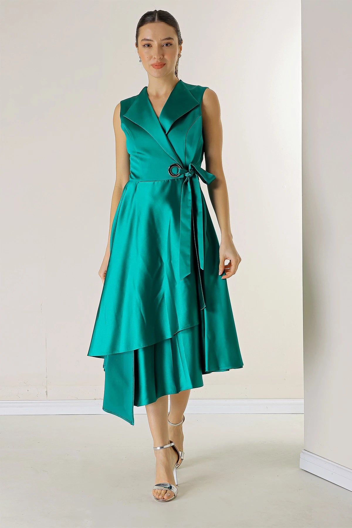 Image of Rochie din satin cu decolteu înfășurat și șireturi