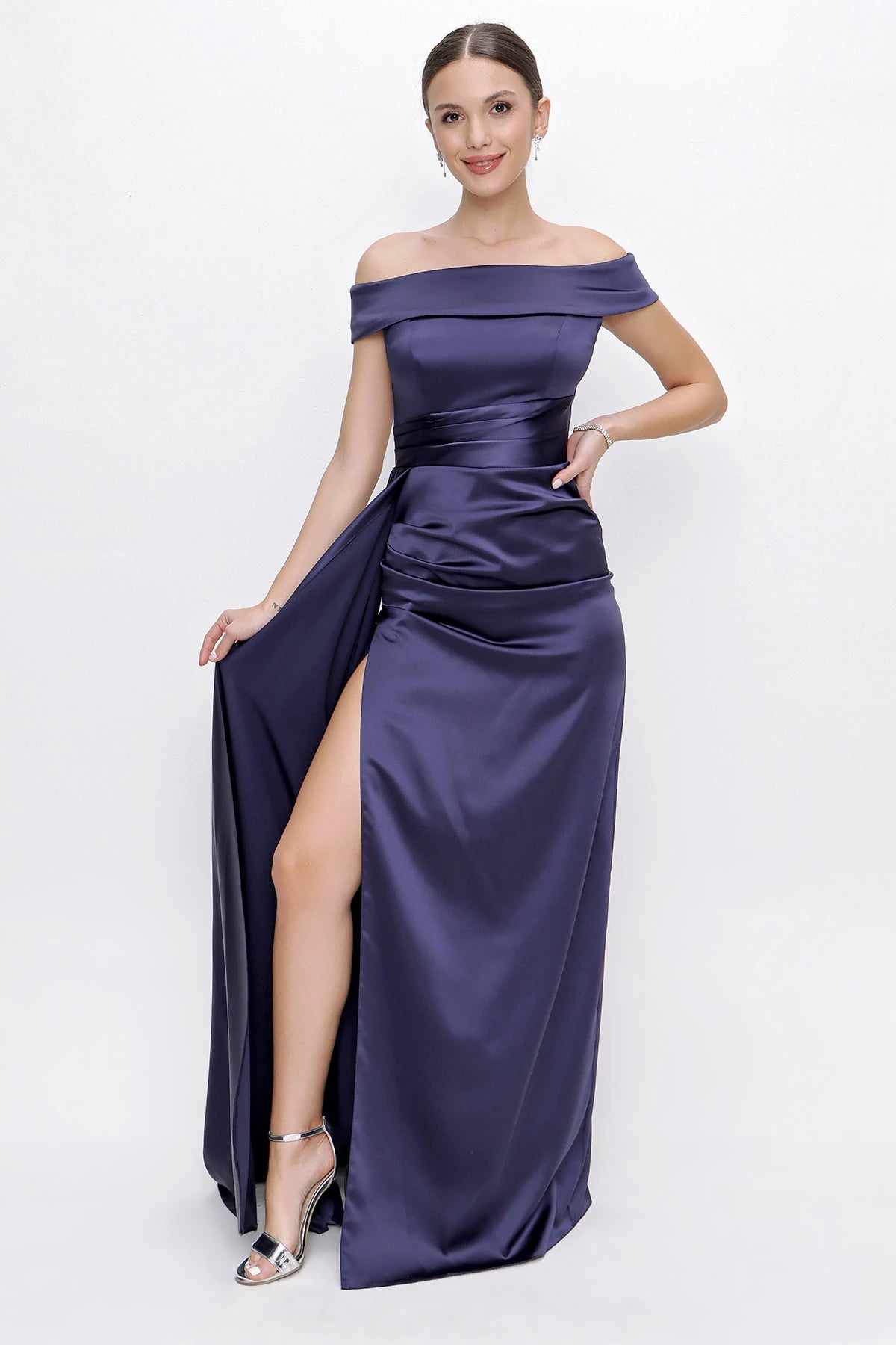 Image of Rochie lungă din satin cu decolteu Madonna și crăpătură pe o singură parte