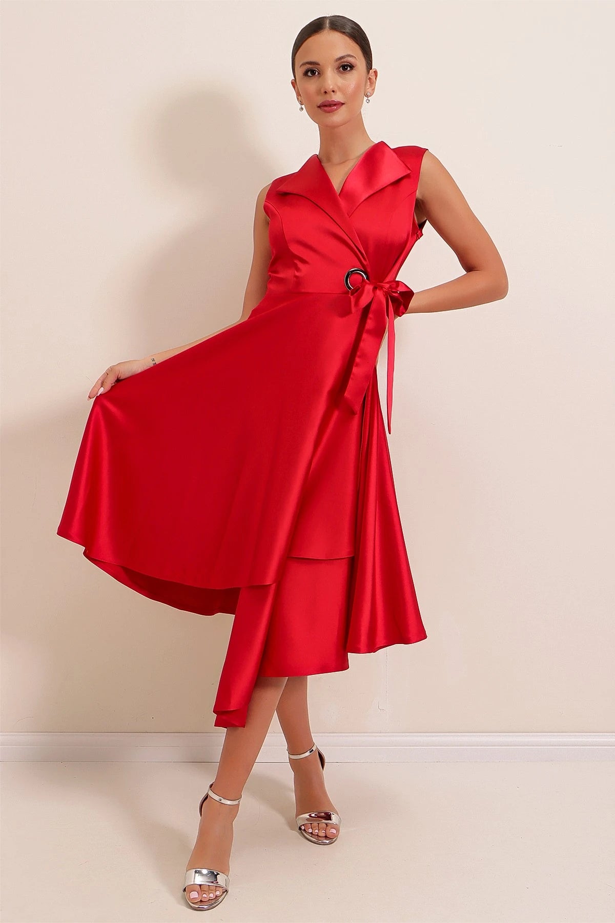 Image of Rochie din satin cu decolteu înfășurat și șireturi